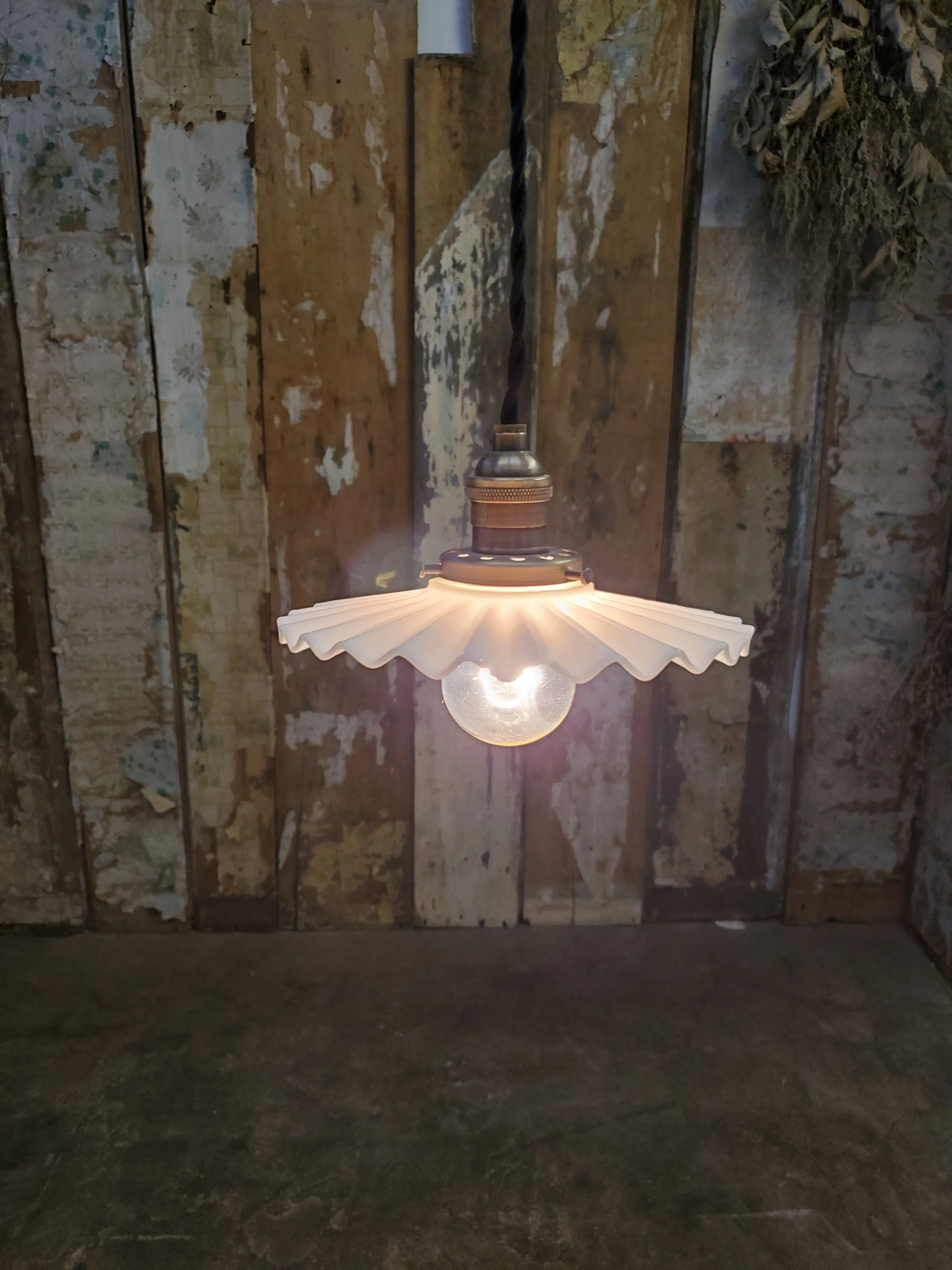 Suspension en verre opaline bords ourlés antique L 3208