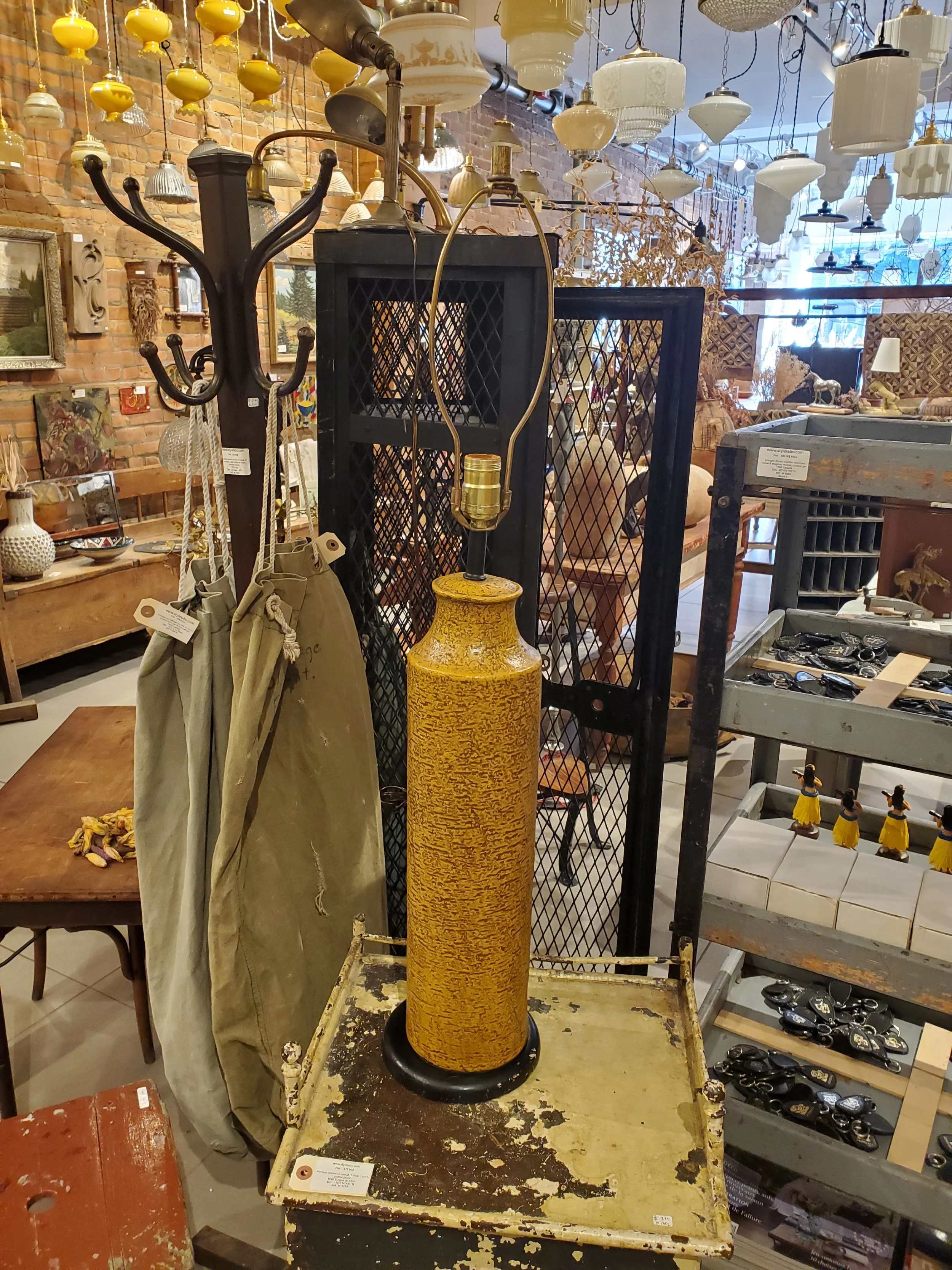 Lampe de table en céramique jaune moutarde vintage L 3313