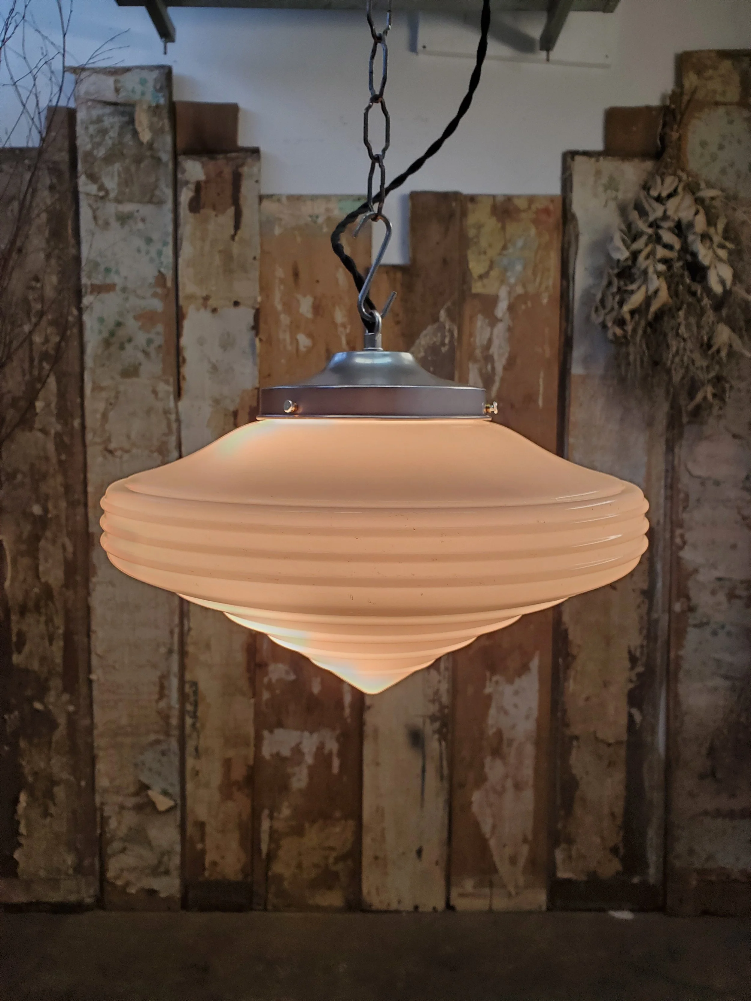 Suspension ou plafonnier en verre opaline conique antique L 3081