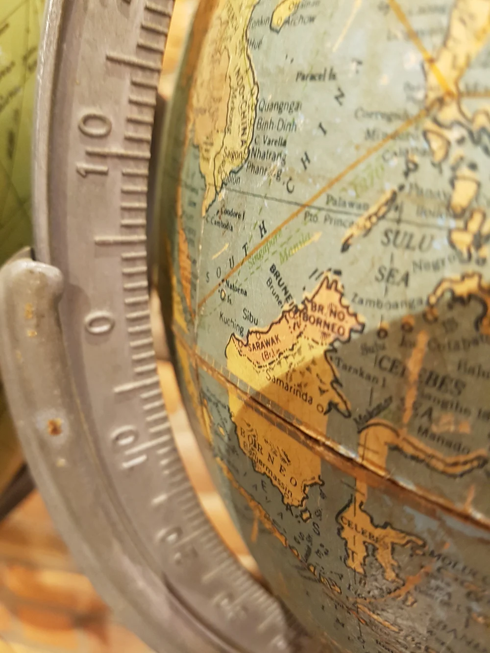 Globe ancien et son support laiton