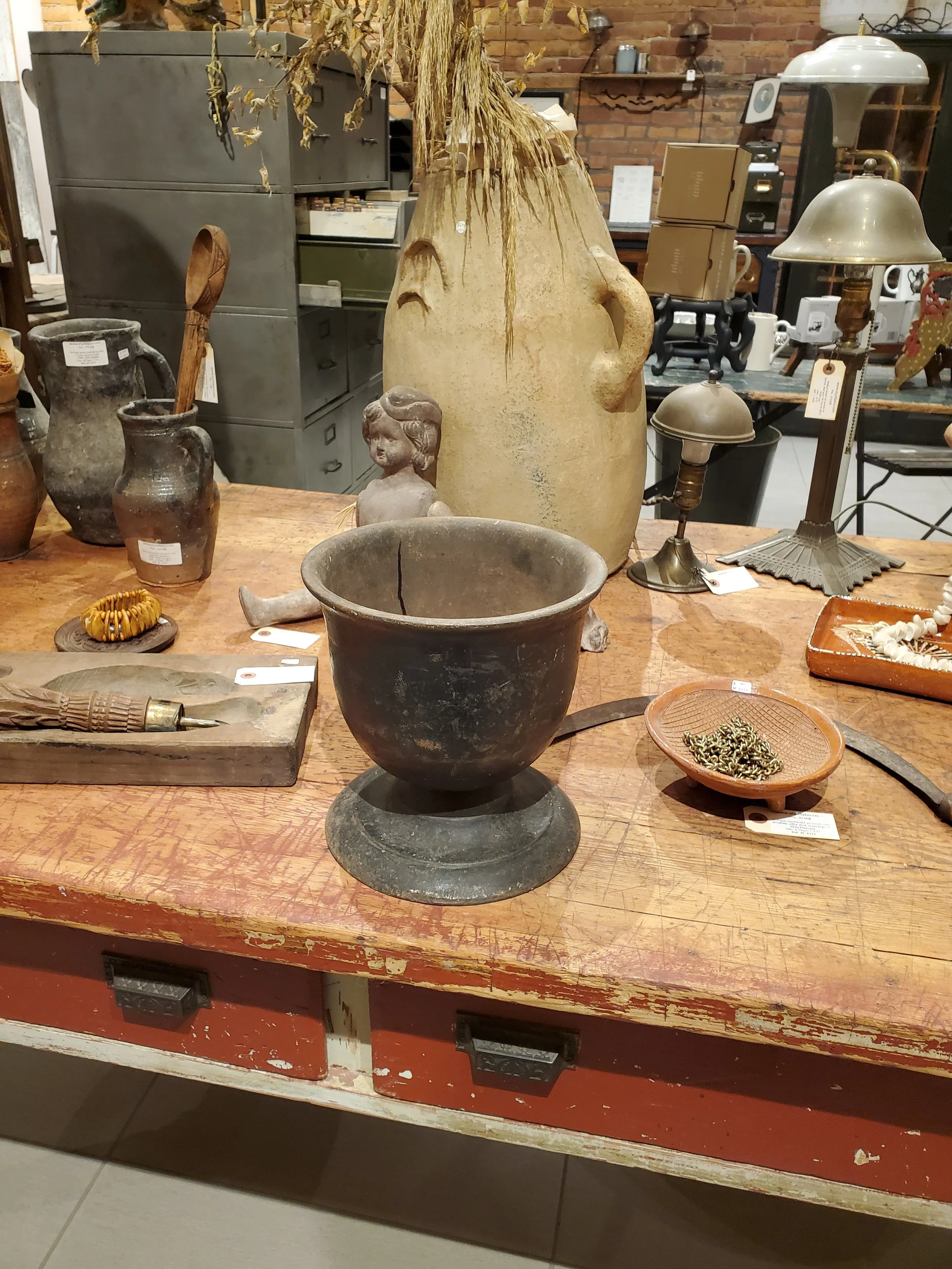 Mortier de labo en fonte antique AC 5400