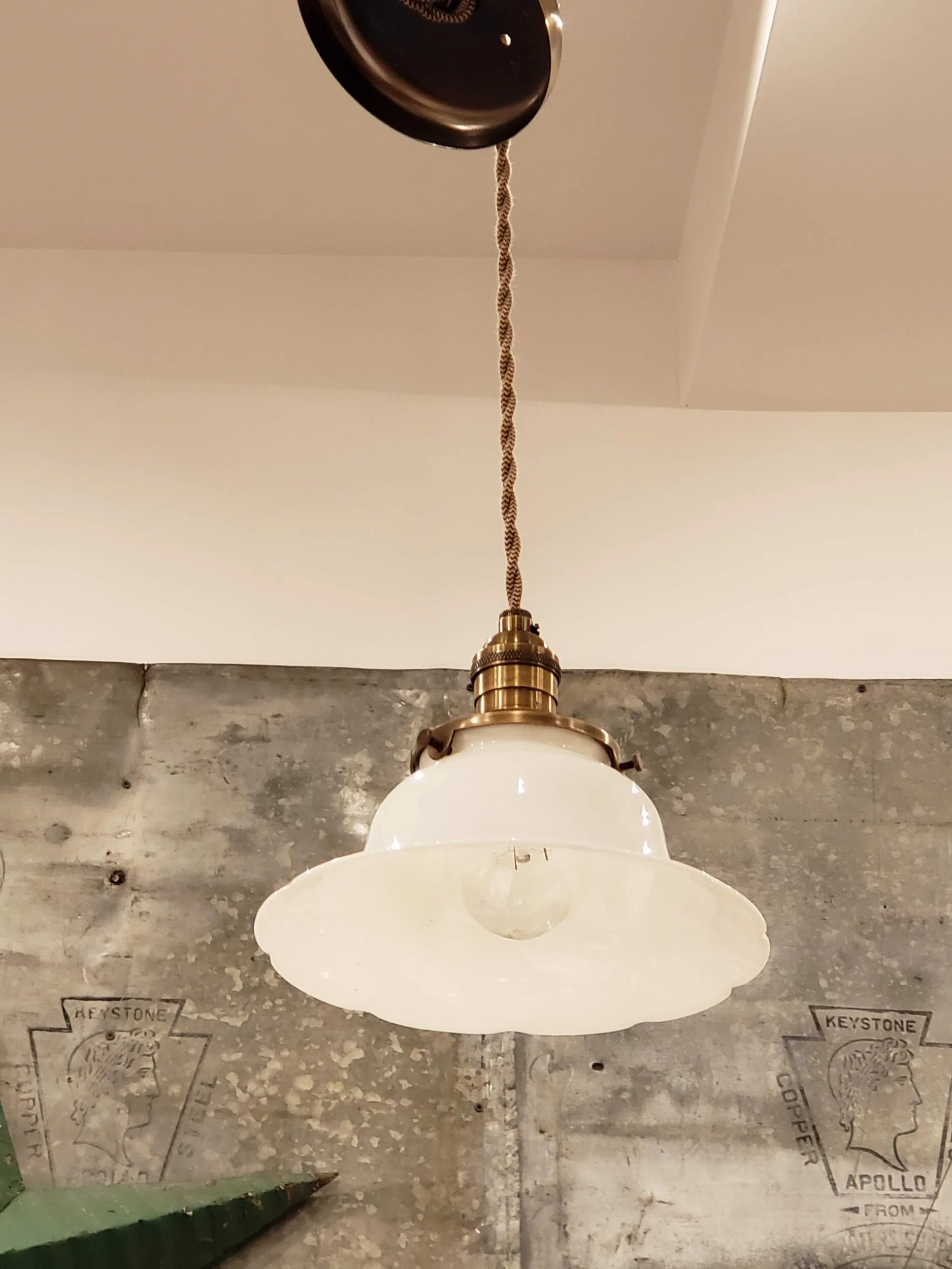 Suspension verre opaline antique L 2045