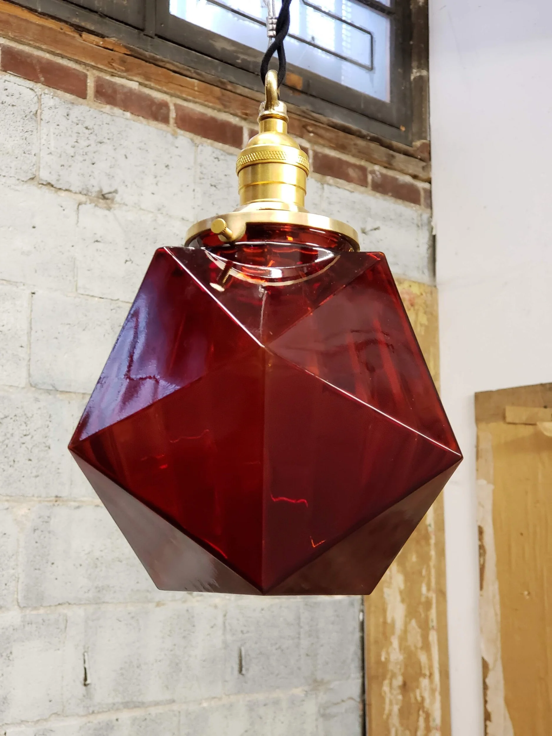 Suspension en verre rubis forme hexagonale antique