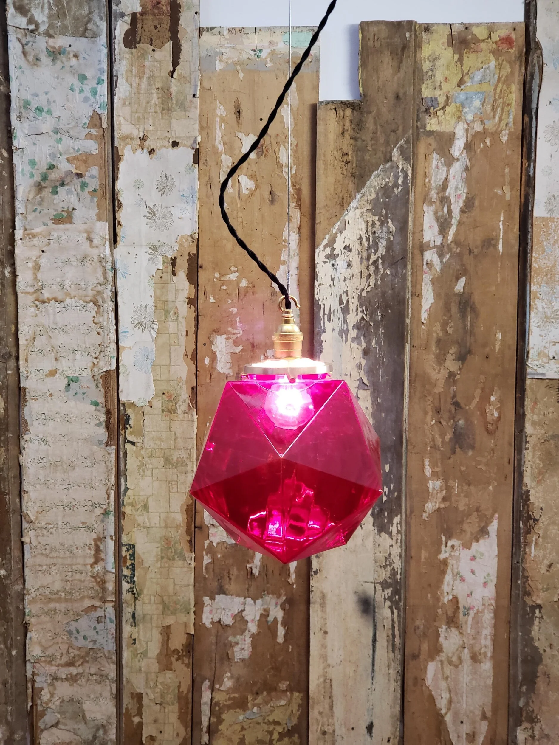 Suspension en verre rubis hexagonal antique