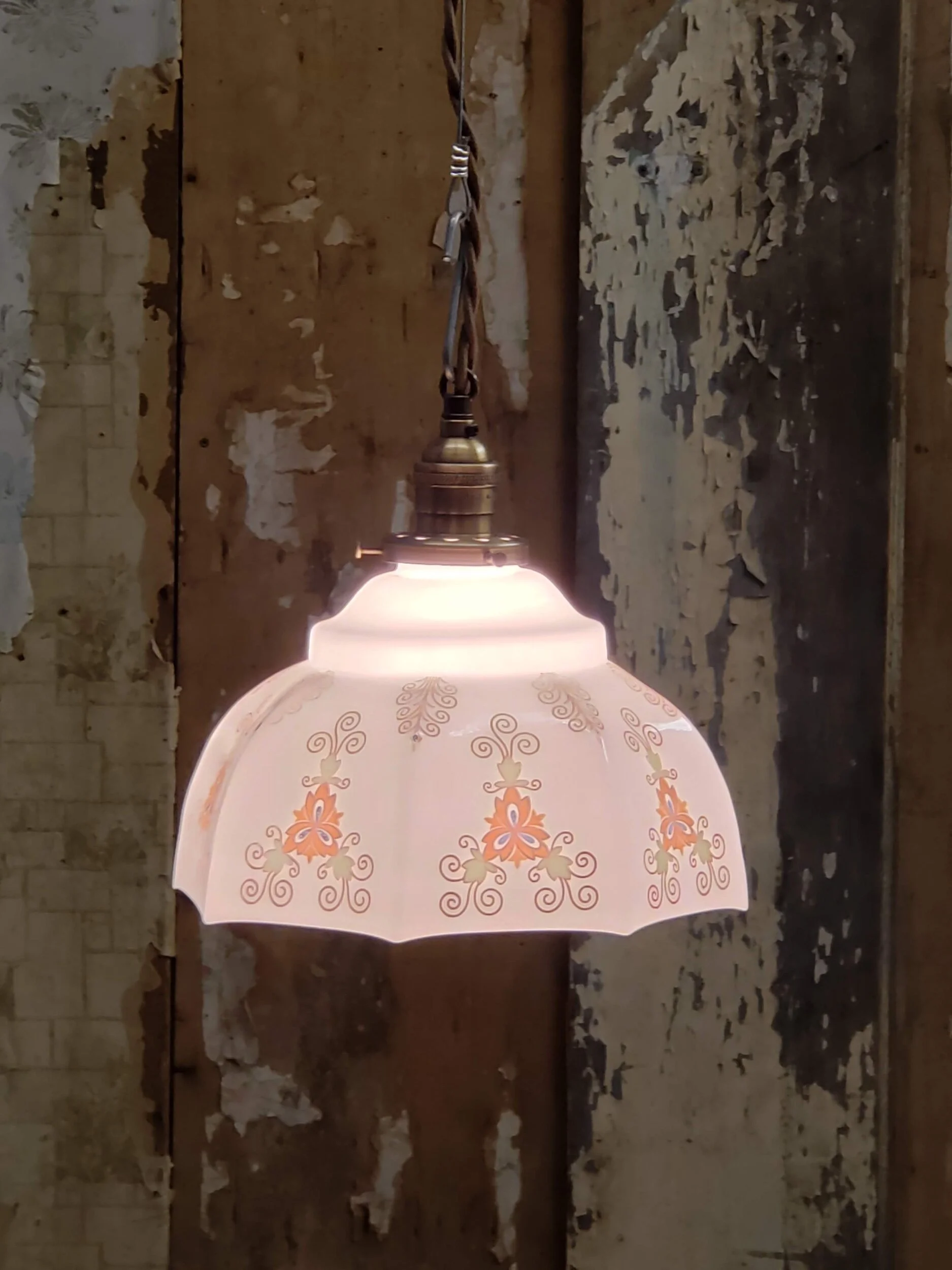 Suspension Art Deco en verre opaline à motifs antique