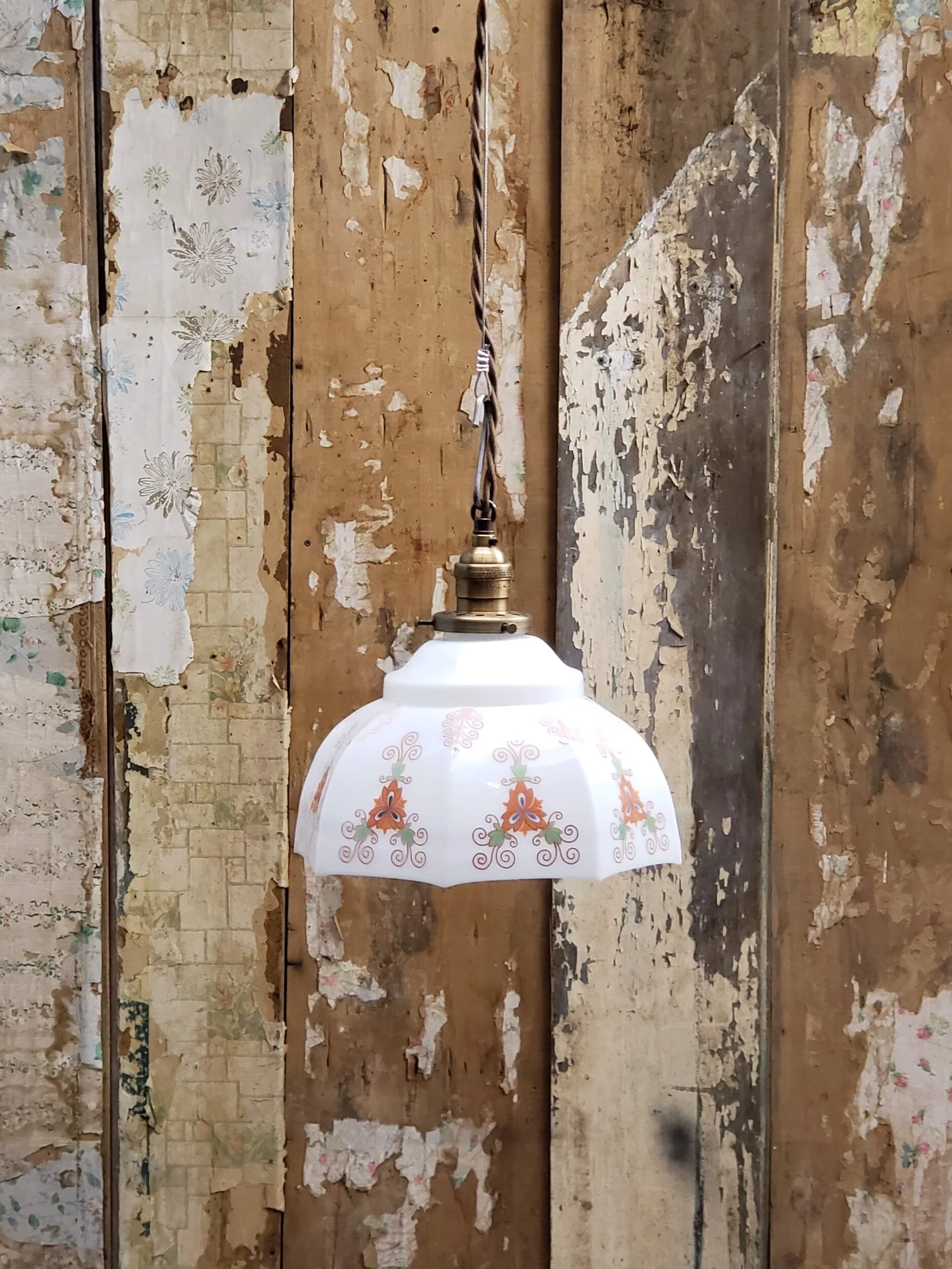 Suspension Art Deco en verre opaline à motifs antique