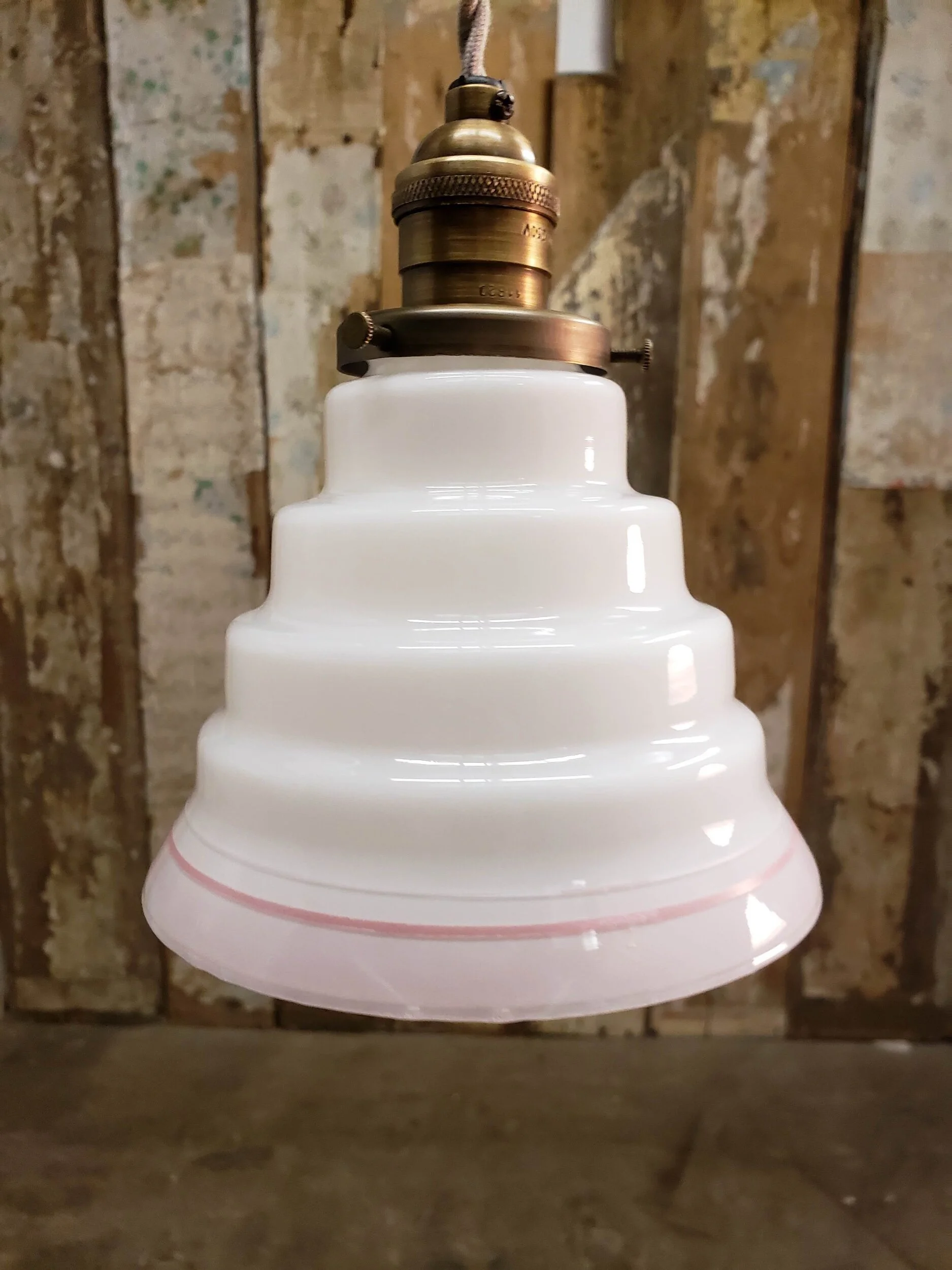 Suspension verre opaline liseré rose vintage L 2044