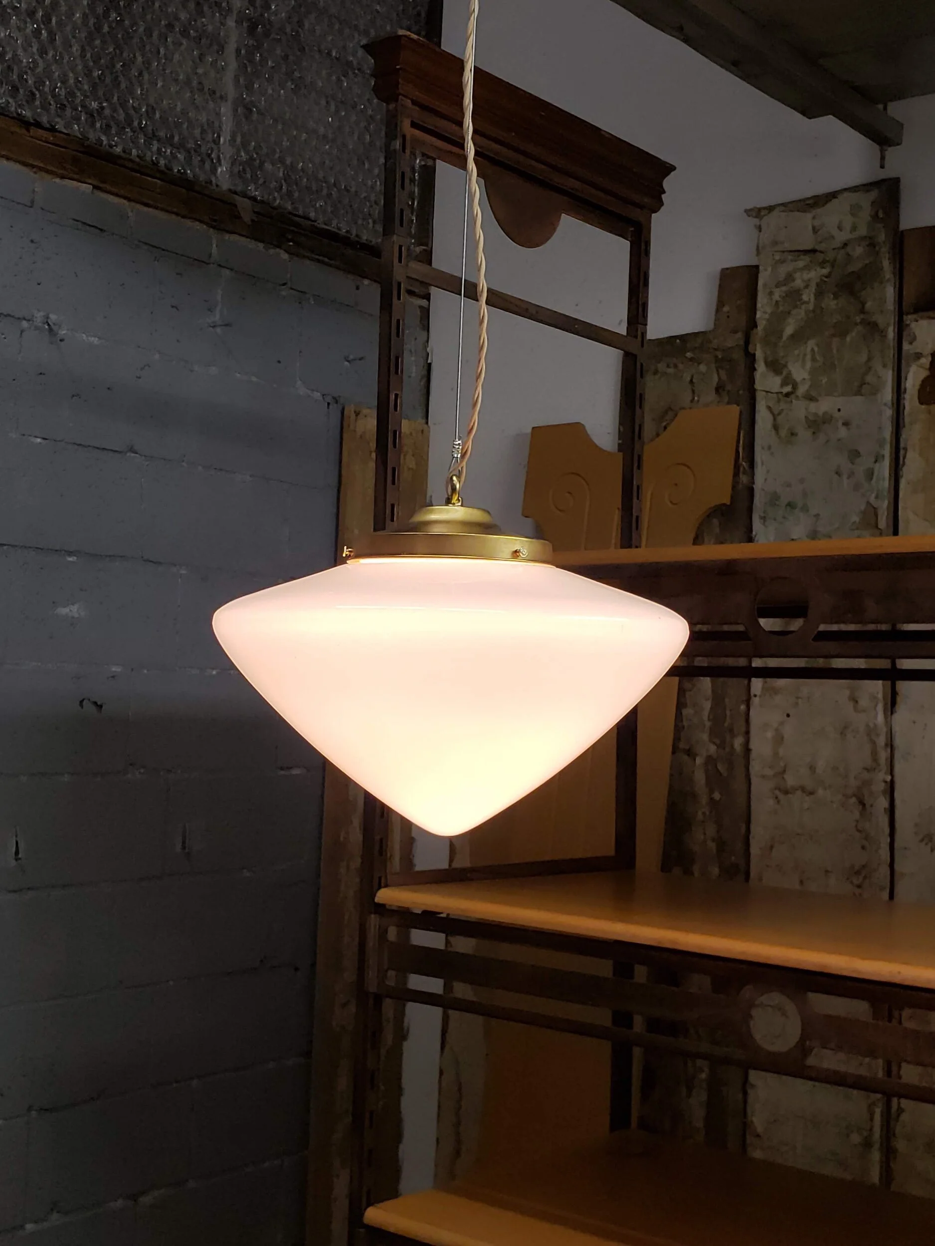 Suspension verre opaline ogive antique