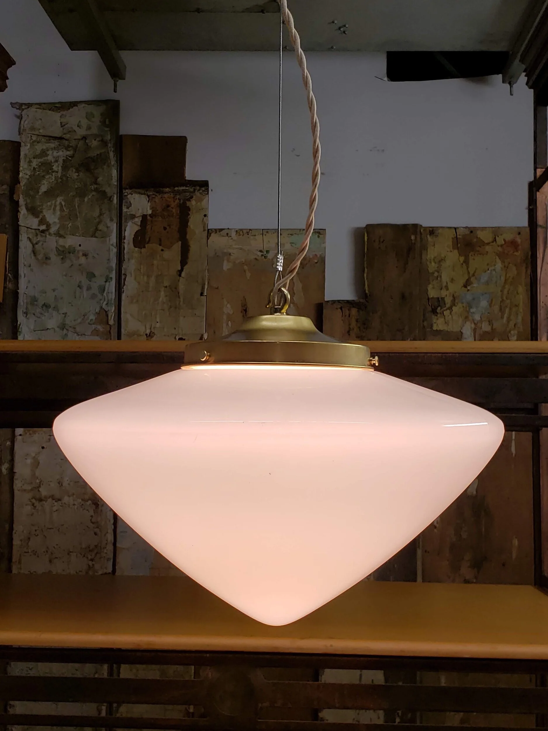 Suspension verre opaline ogive antique