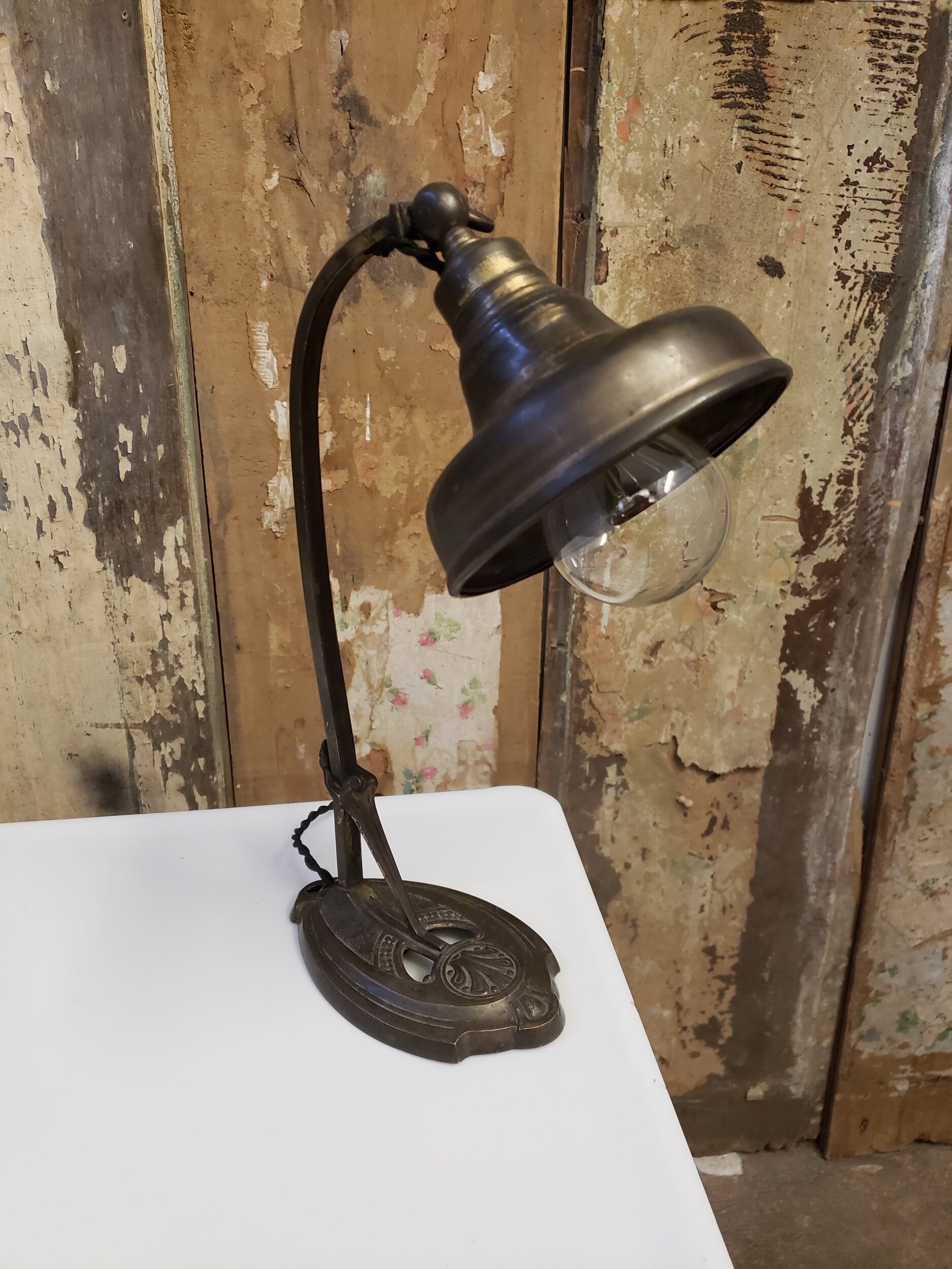 Lampe de bureau ou murale en laiton antique