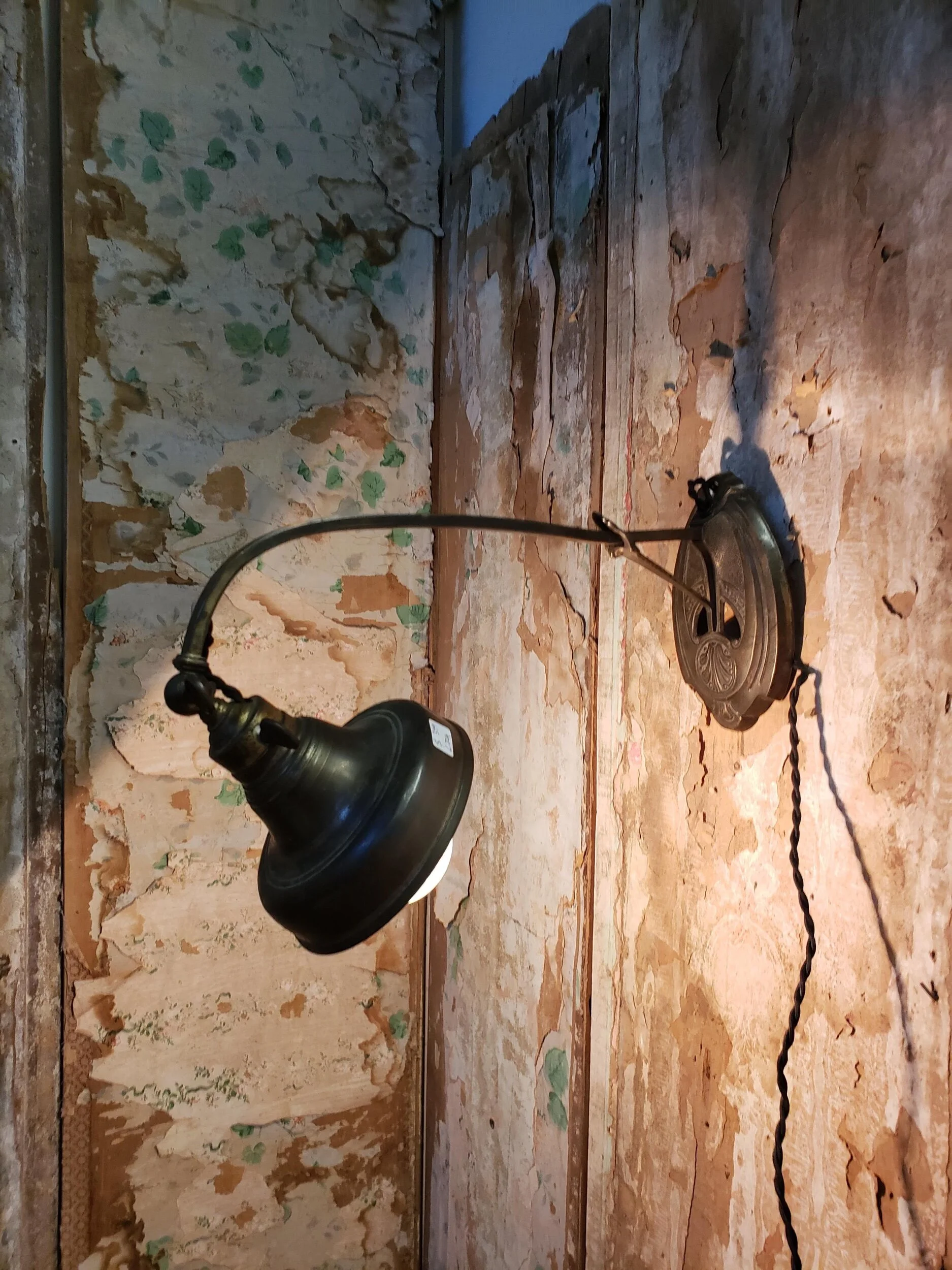 Lampe de bureau ou murale en laiton antique