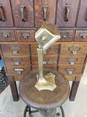 Lampe de bureau ou de bibliothèque de banquier Style Art Déco début du XXe siècle, laiton sur