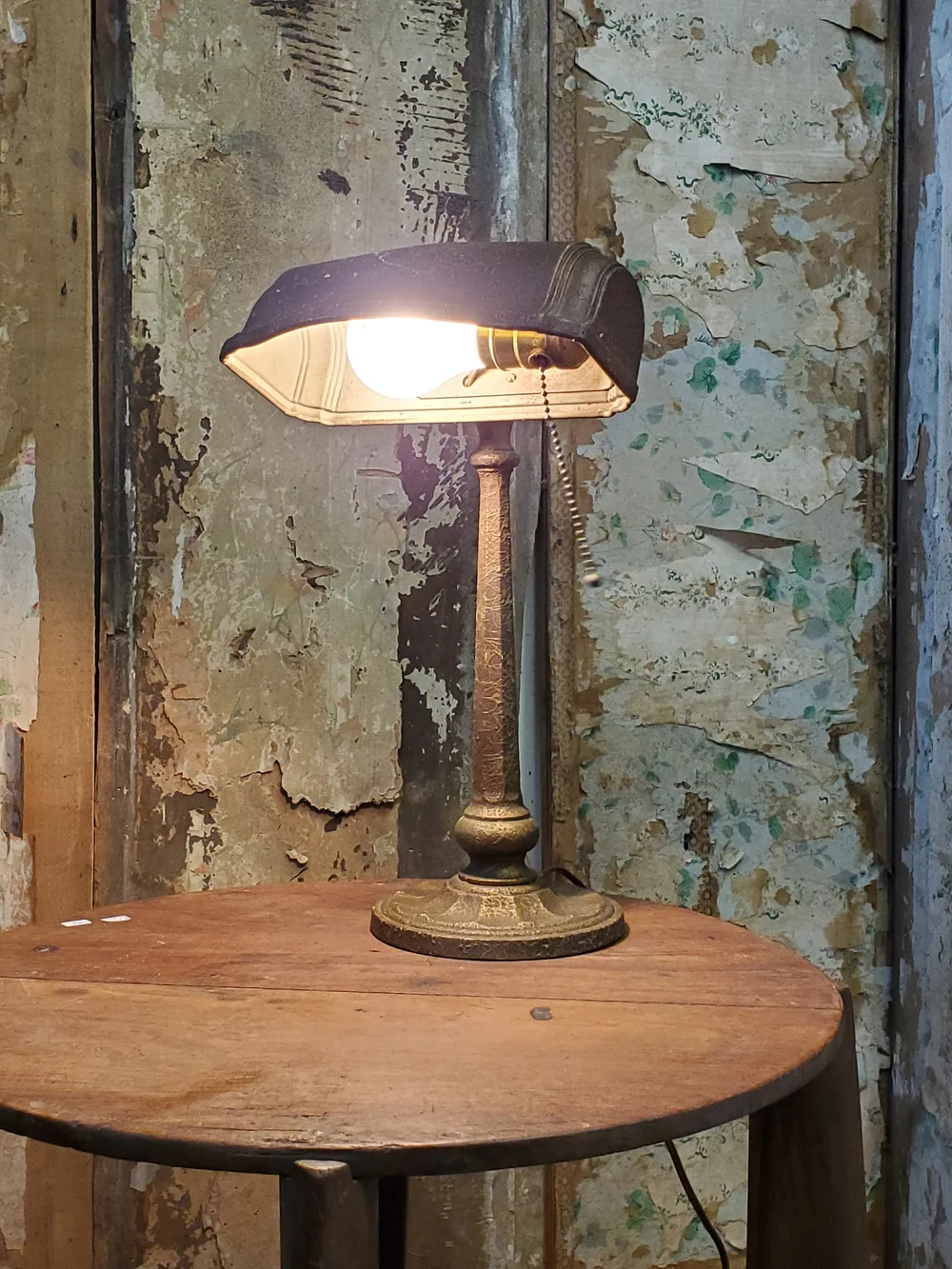 Lampe de Banquier Antique Art Nouveau en Laiton Émaillé avec Abat-Jour