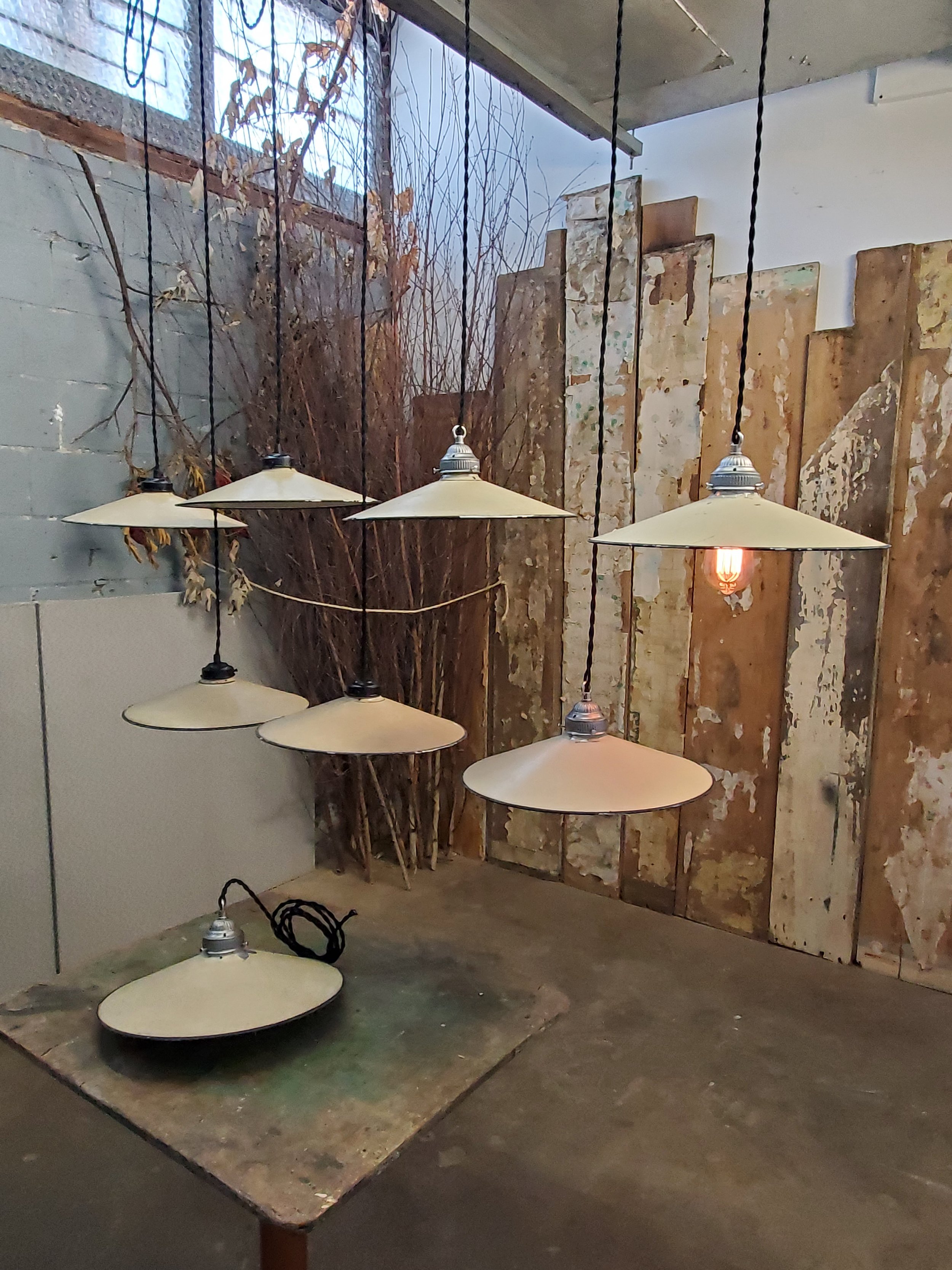 Suspension en métal china hat  beige vintage L 3063