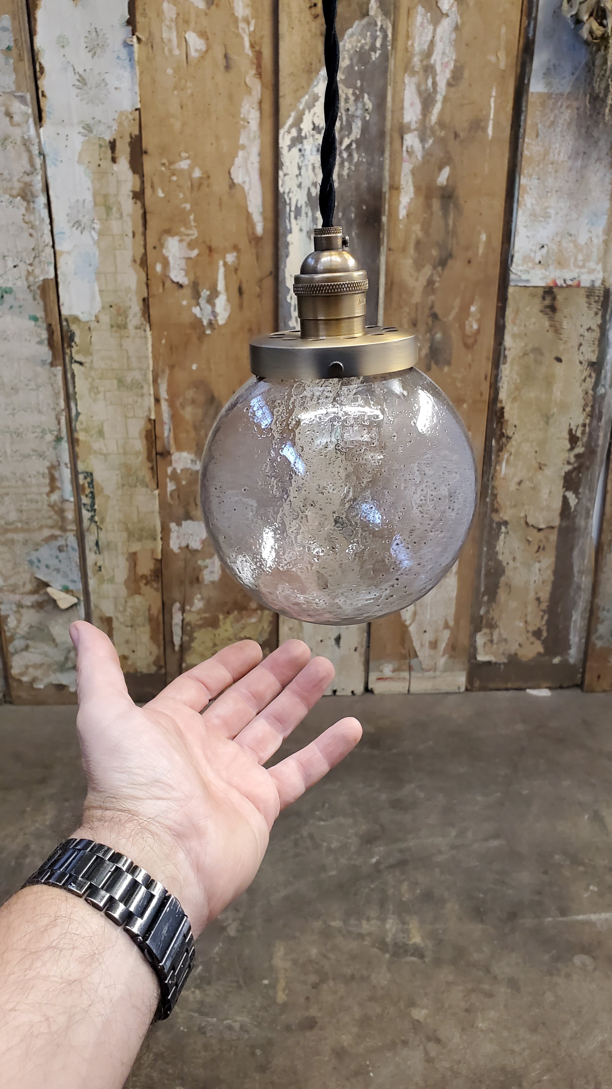 Suspension boule en verre clair effet martelé  antique L 2956