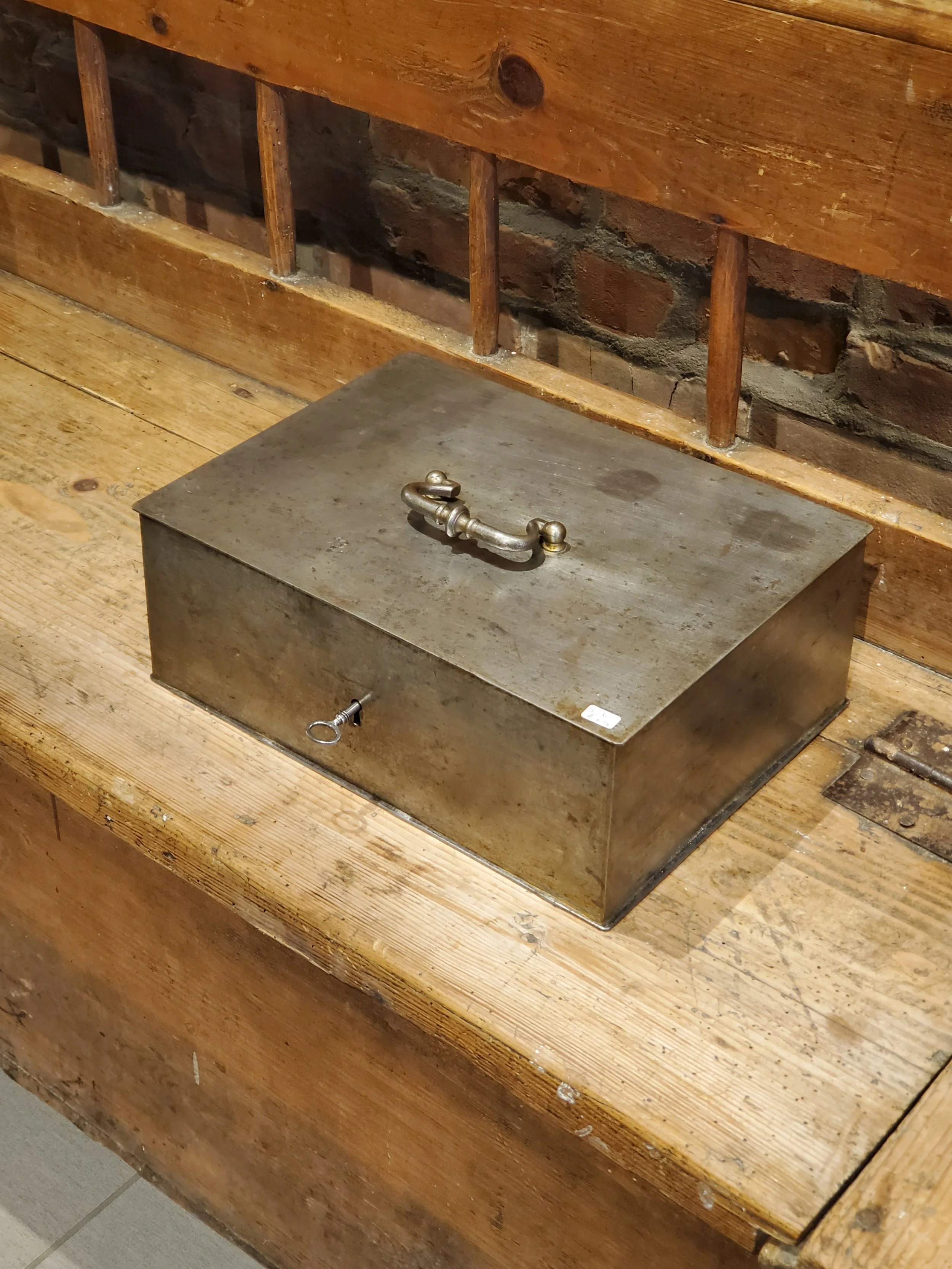 Coffret en métal riveté antique AC 6174