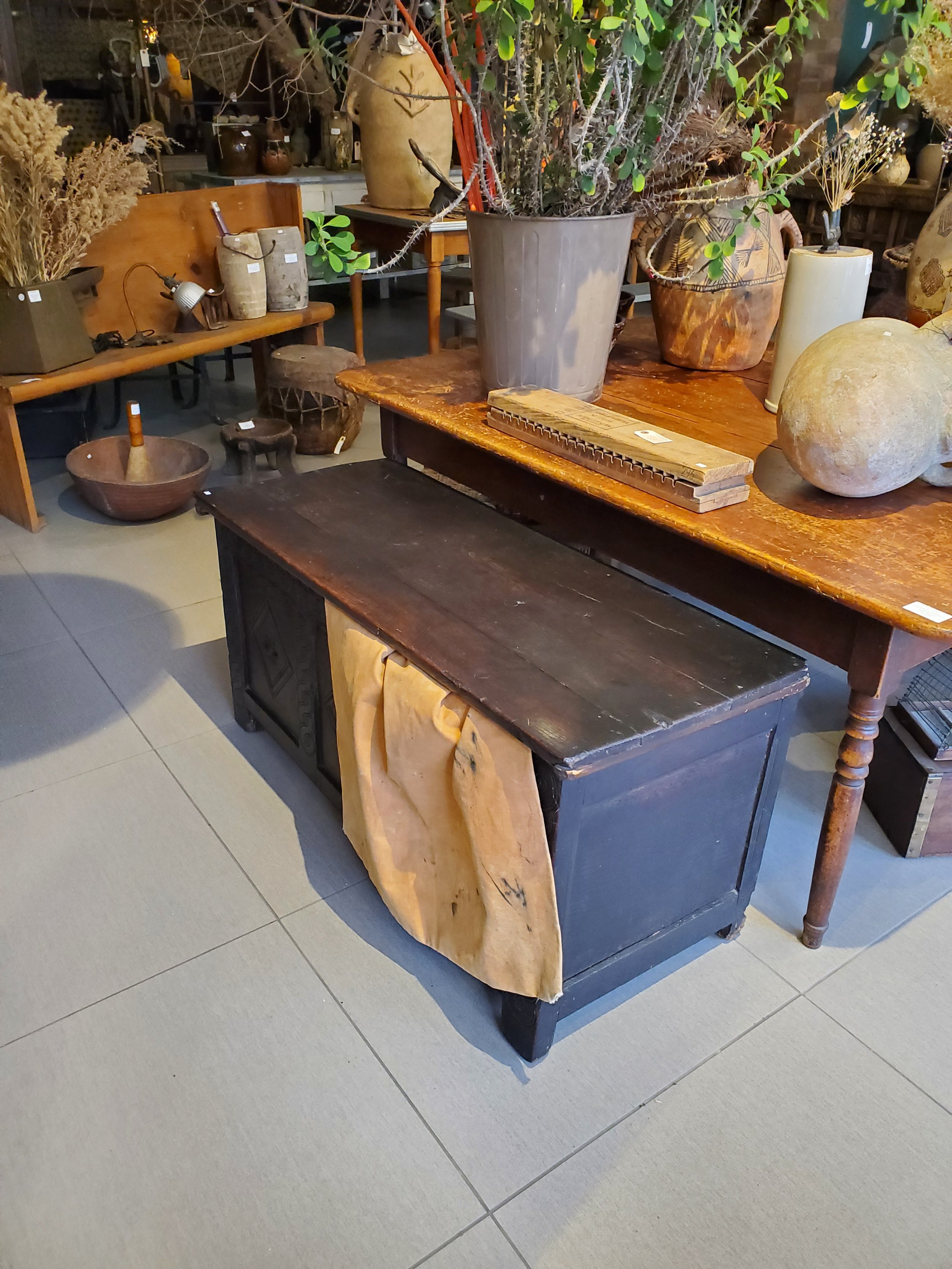 Coffre de mariage anglais en chêne antique M 1710