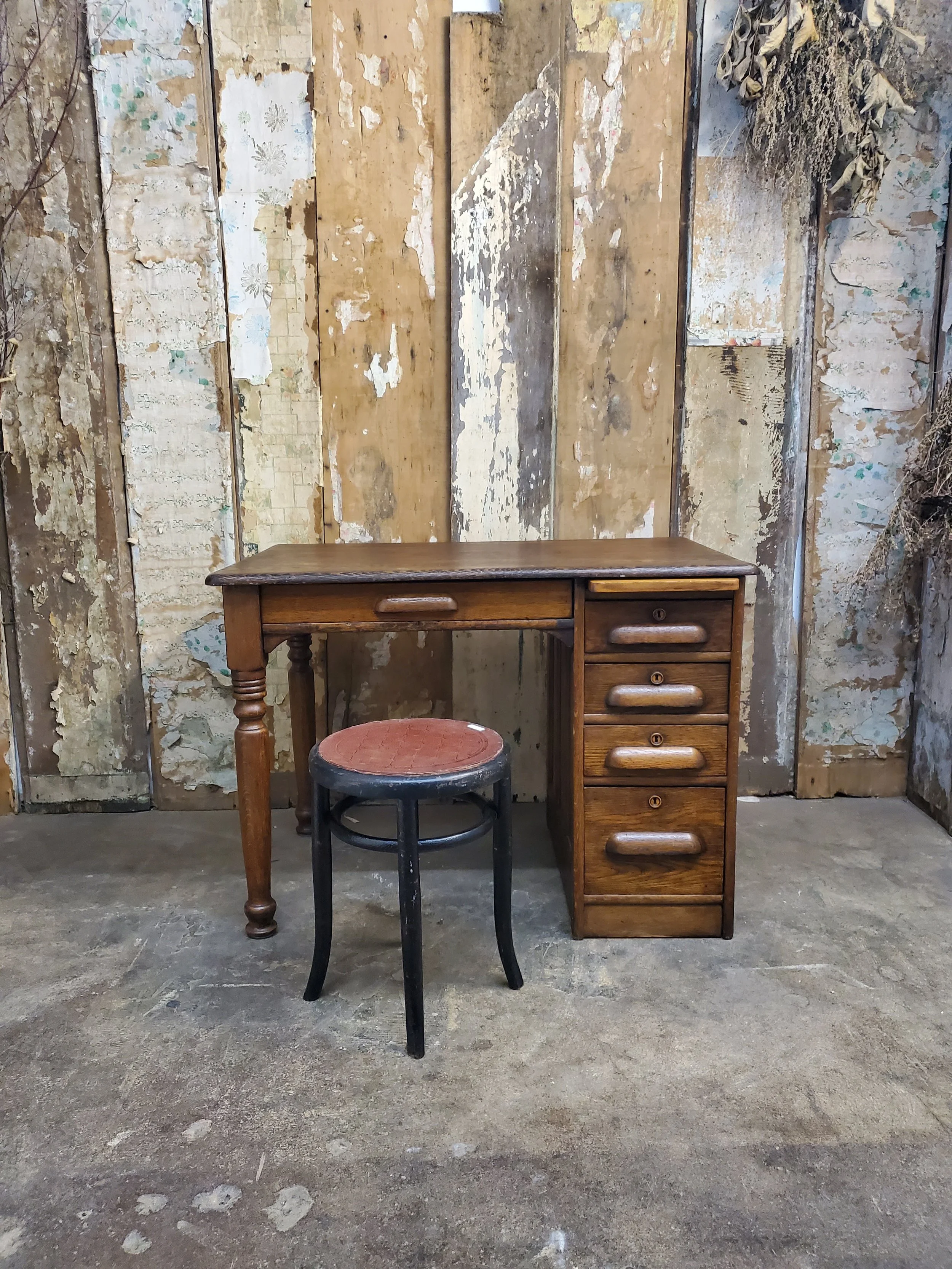 Bureau de travail en chêne maillé antique M 1793
