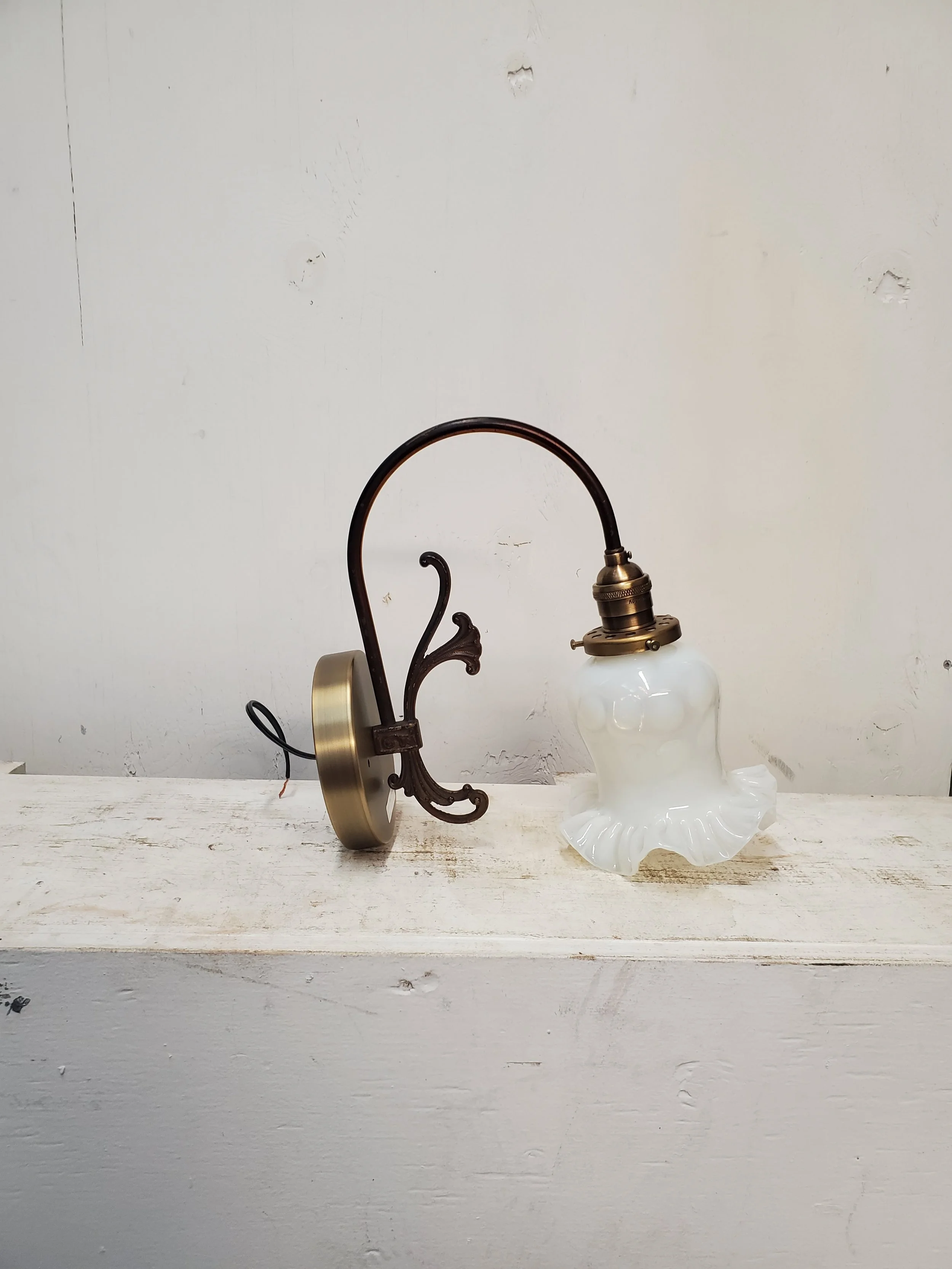 Applique murale laiton & verre blanc opalescent antique L 1830