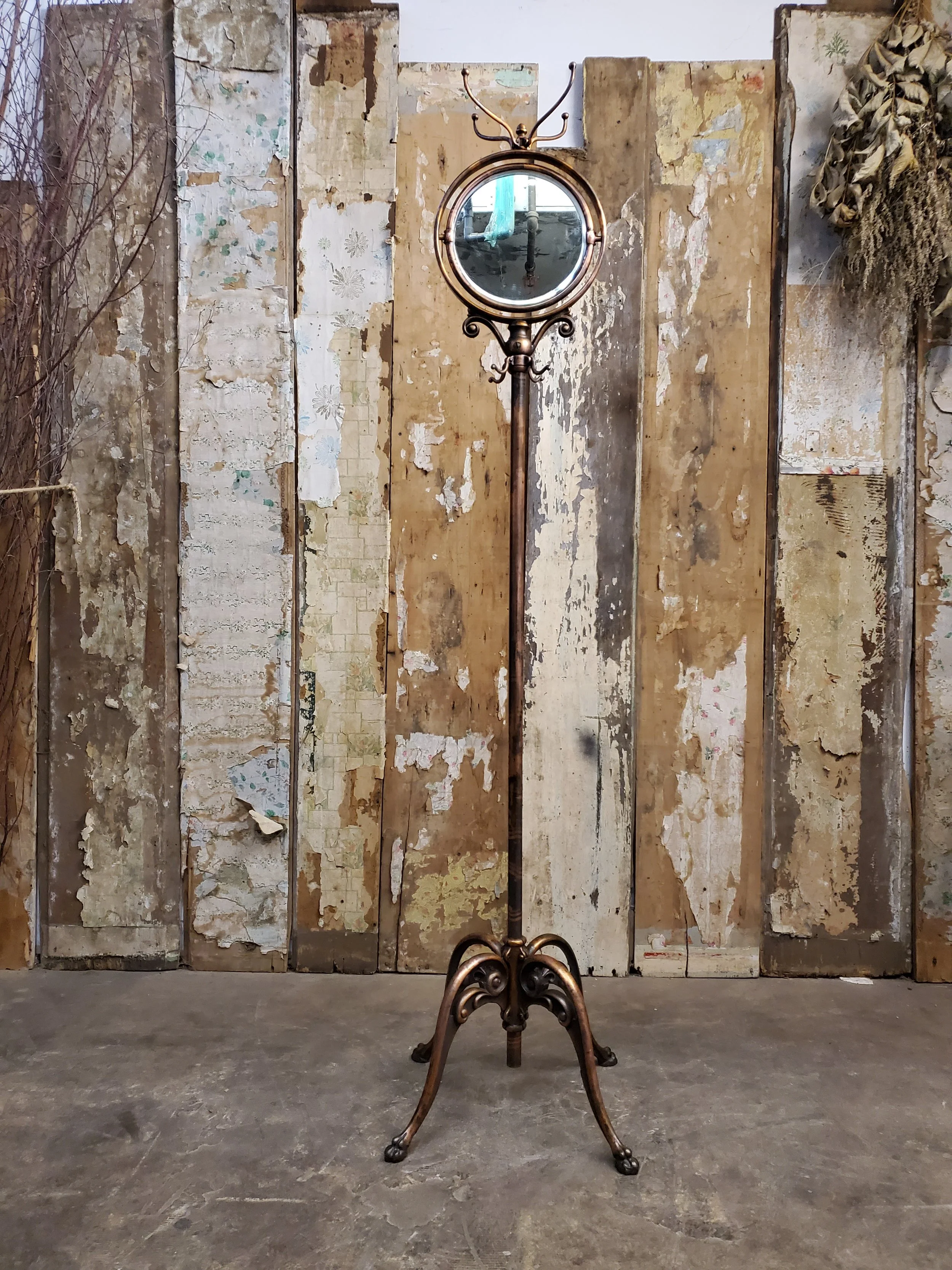 Patère de sol en cuivre oxydé avec miroir antique AC 6042