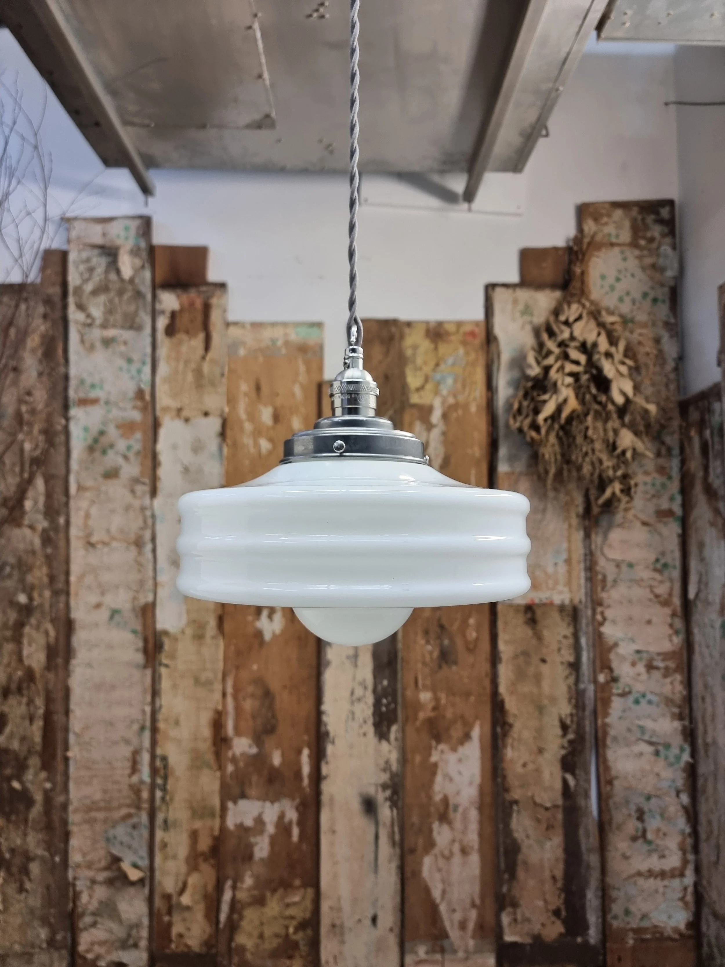 Suspension ou plafonnier en verre opaline MONAX Art Deco antique L 3347
