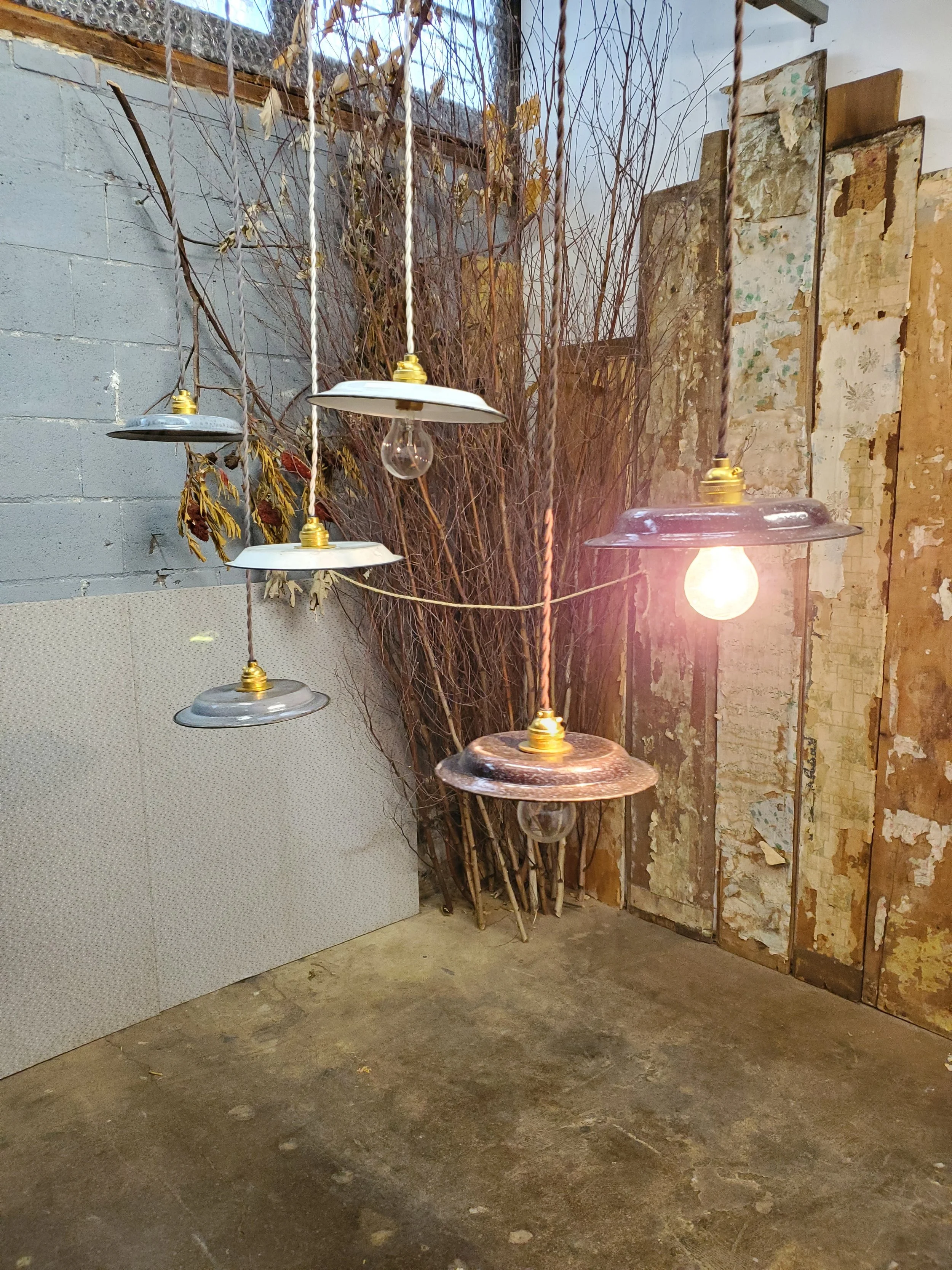 Suspension soucoupe porcelaine émaillée française antique L 3104