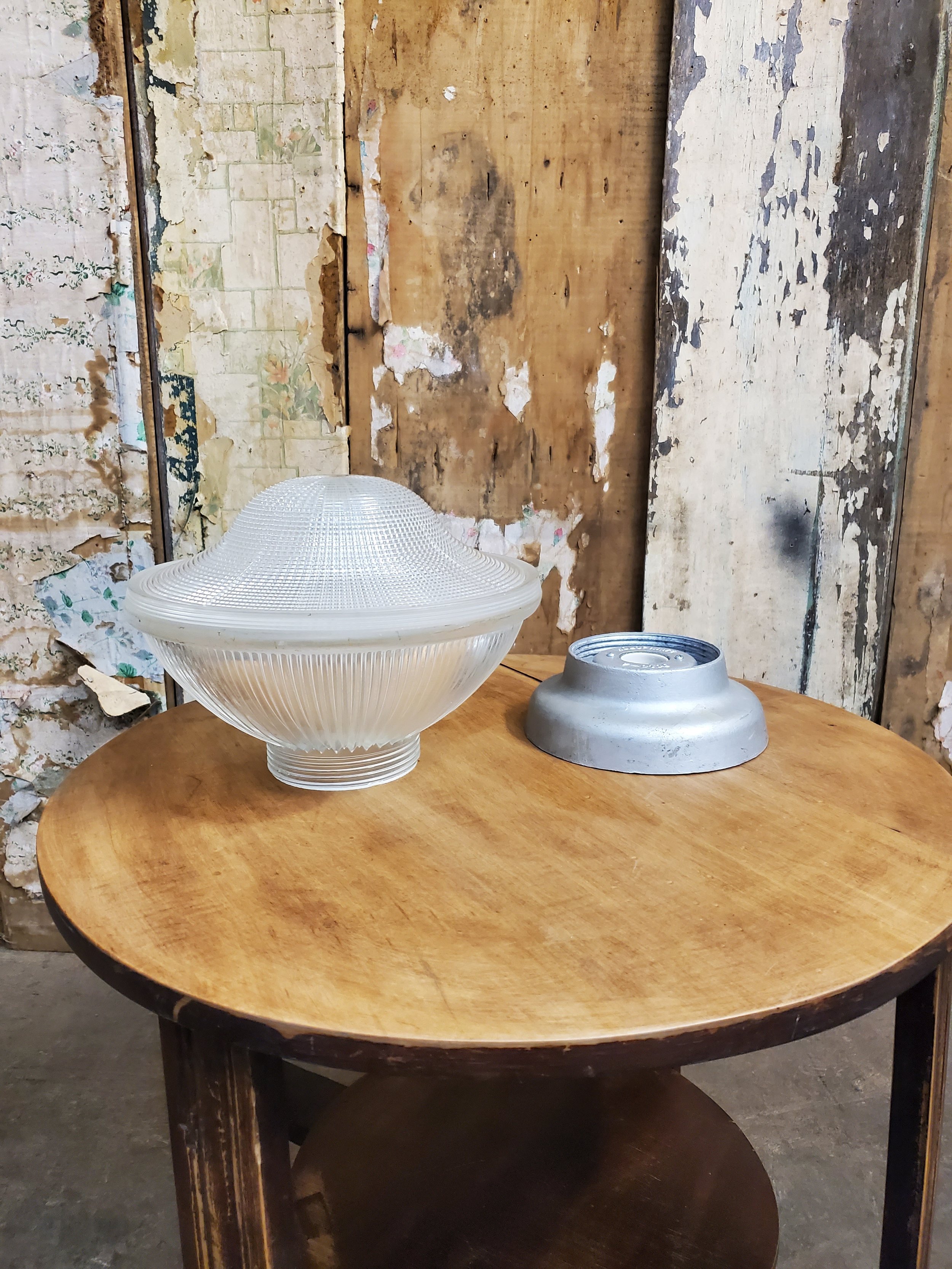 Plafonnier industriel en verre holophane antique L 3098