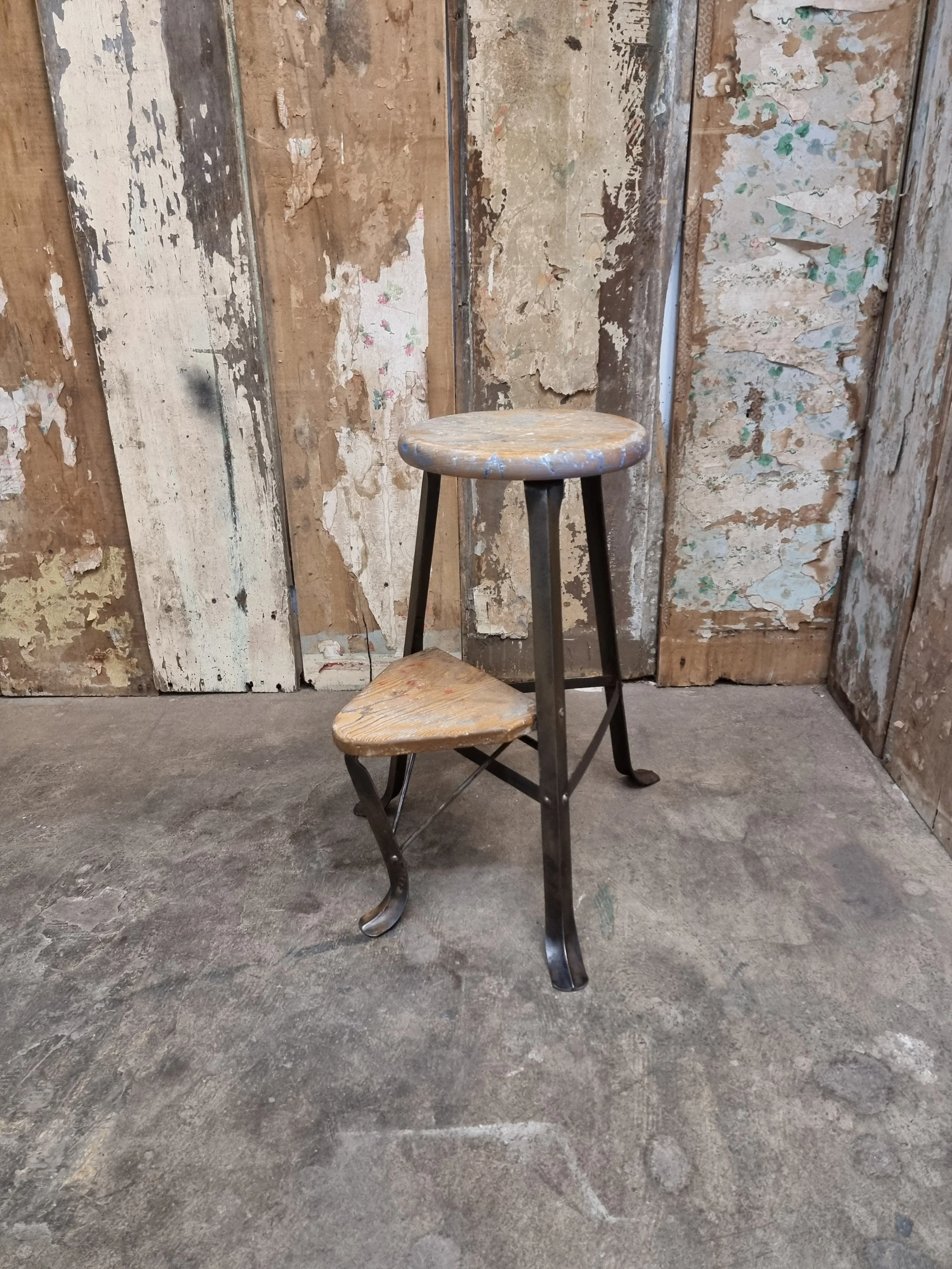 Tabouret métal & bois tripode 23"H FERGUS antique C 1457