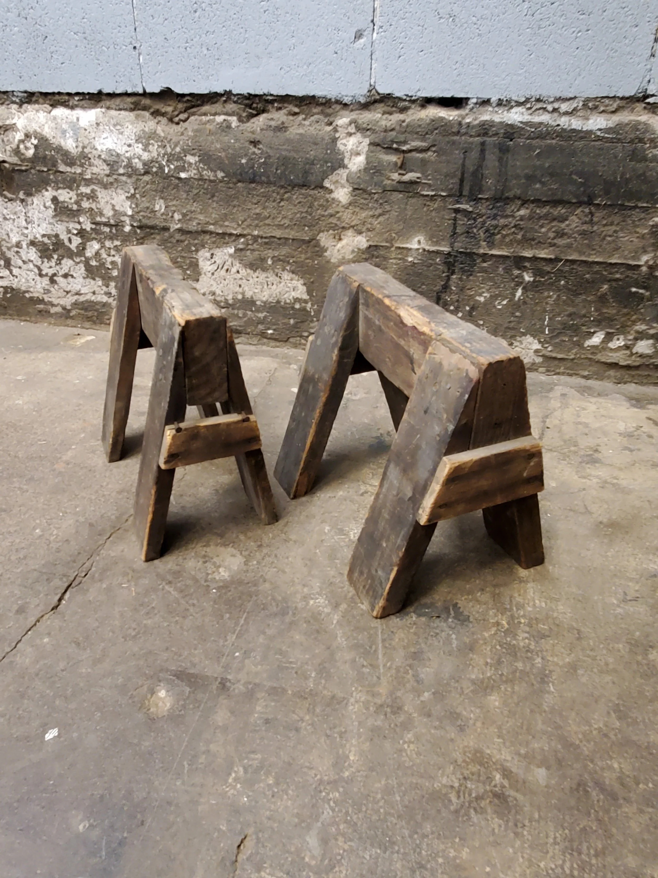 Paire de petits tréteaux en bois vintage AC