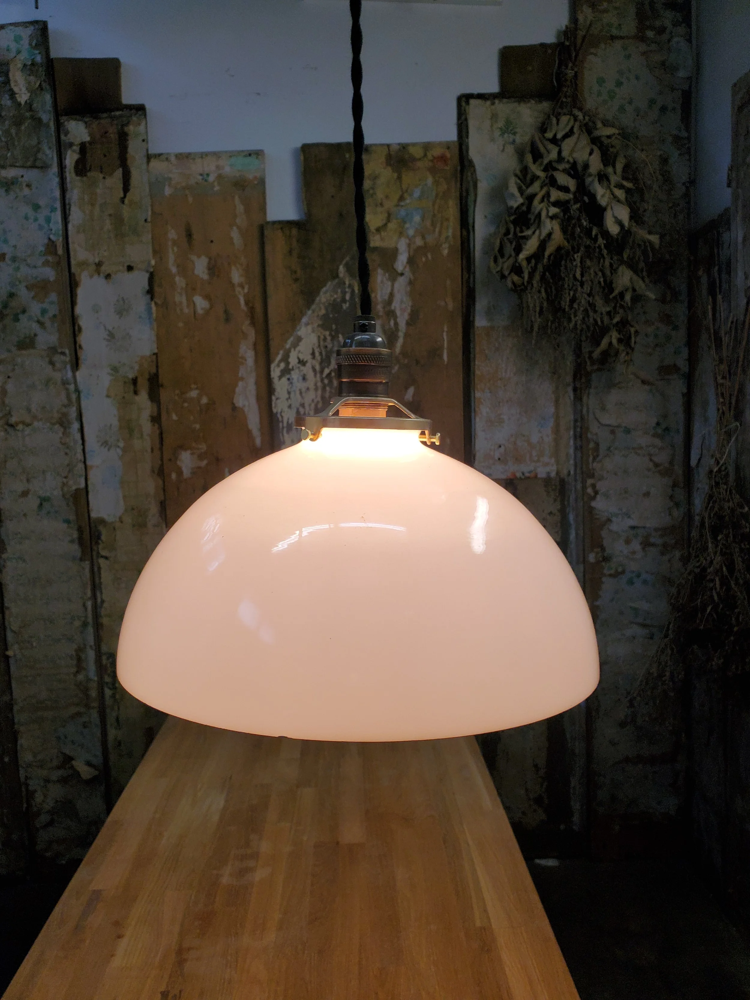 Suspension dôme en verre opaline antique L 3232