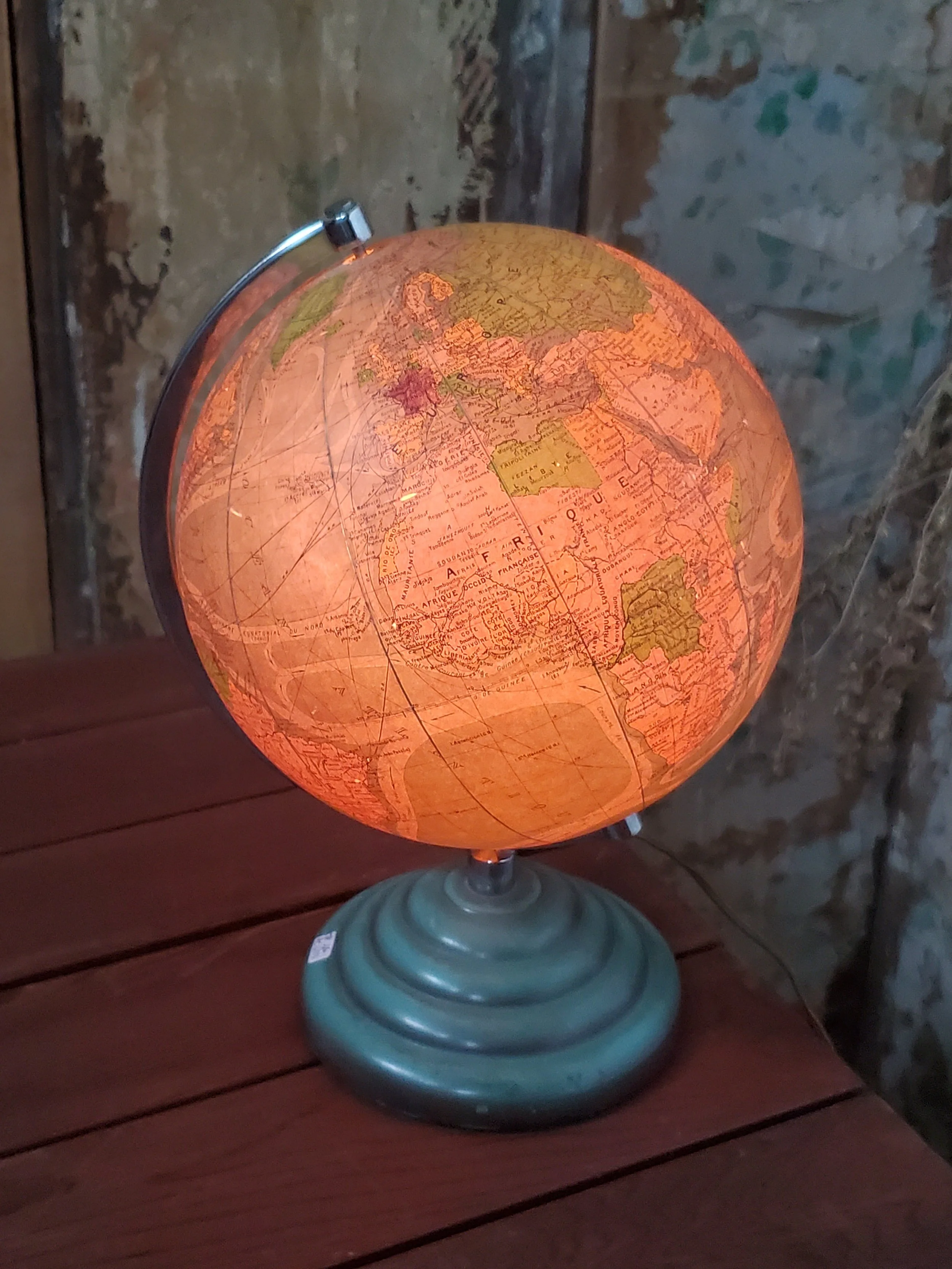 Globe terrestre lumineux français en verre PERRINA vintage AC 6333