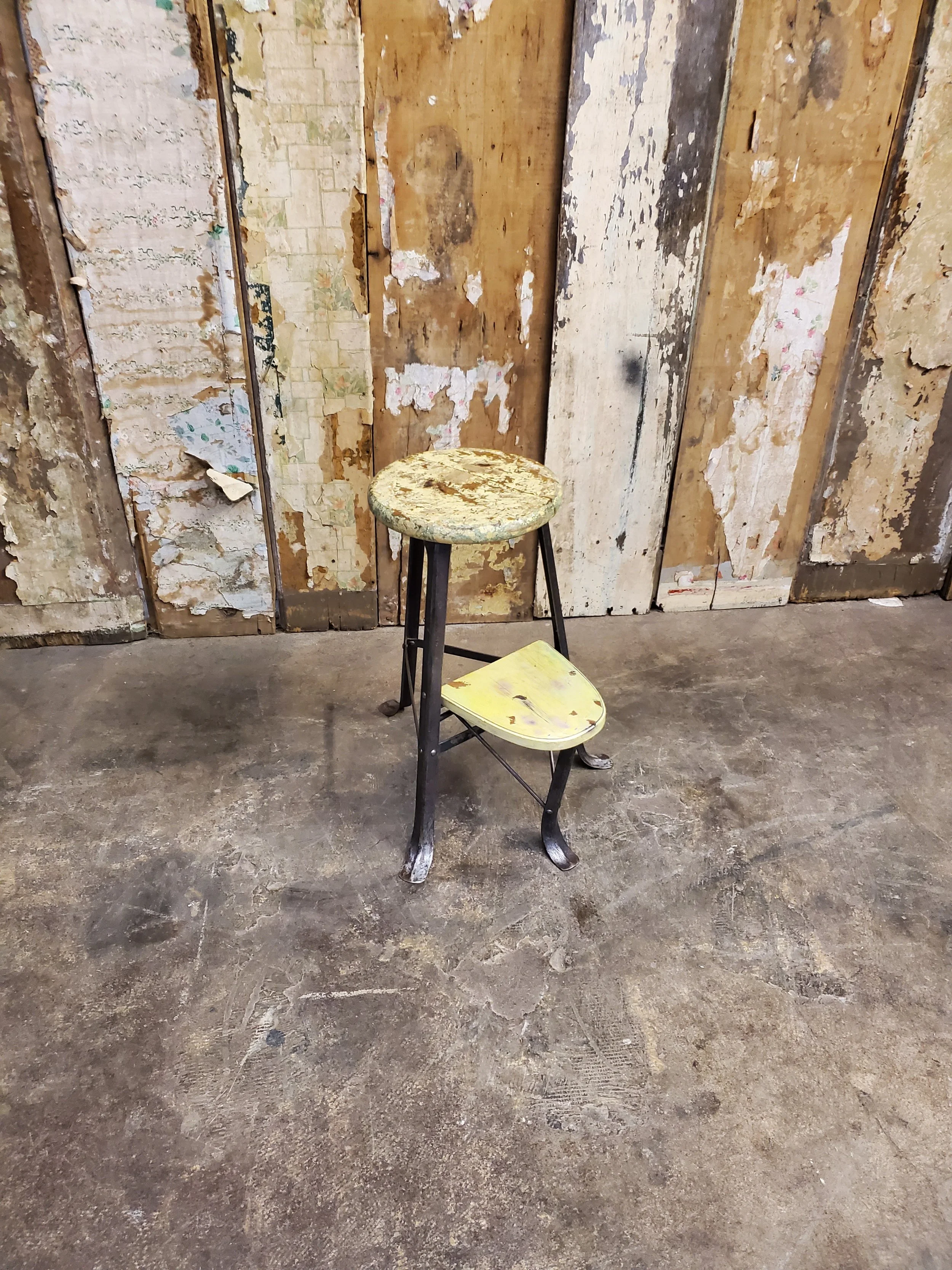Tabouret tripode en métal & bois FERGUS jaune antique C 1431