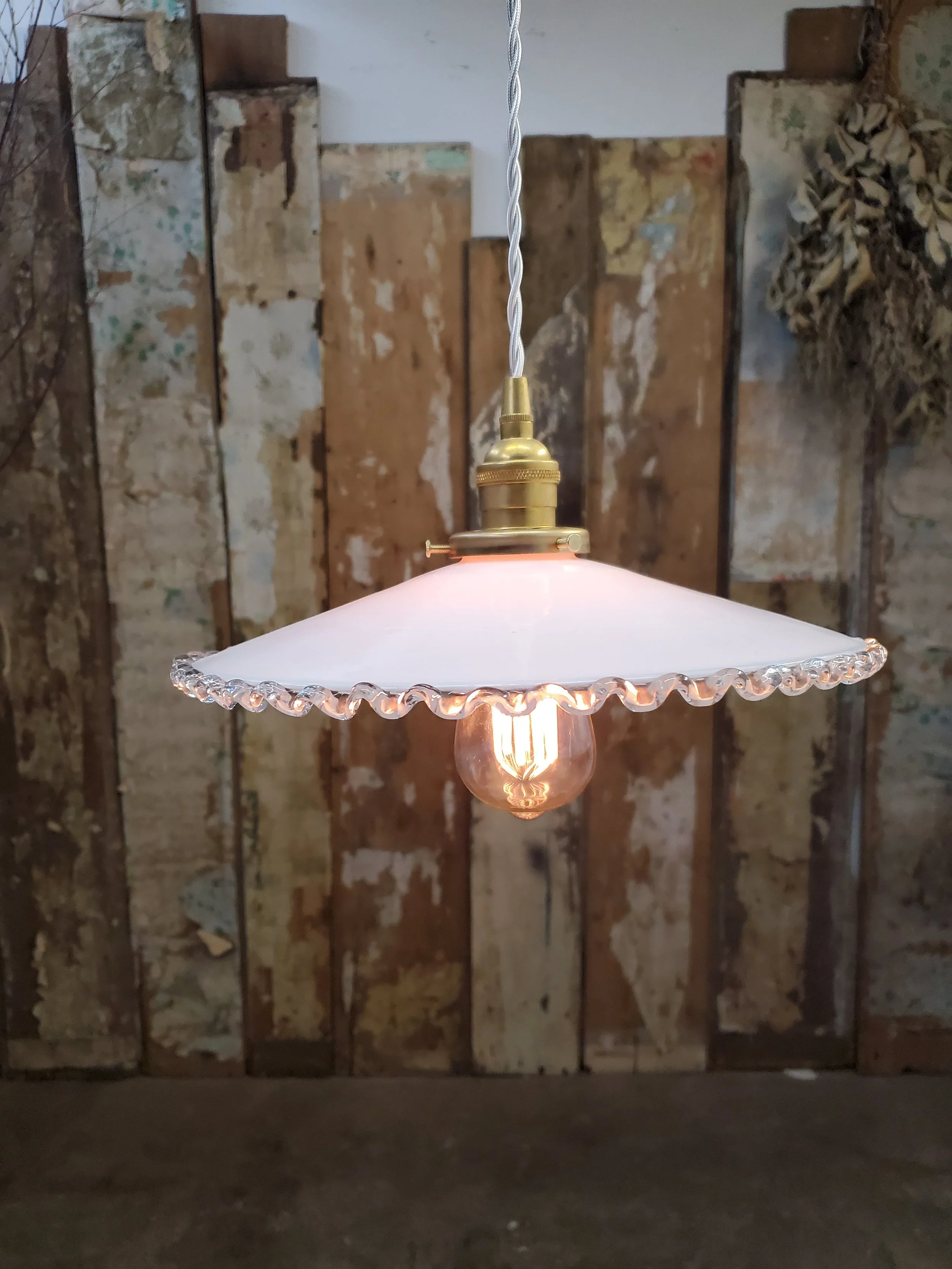 Suspension française en verre opaline & clair 12" antique L 2840