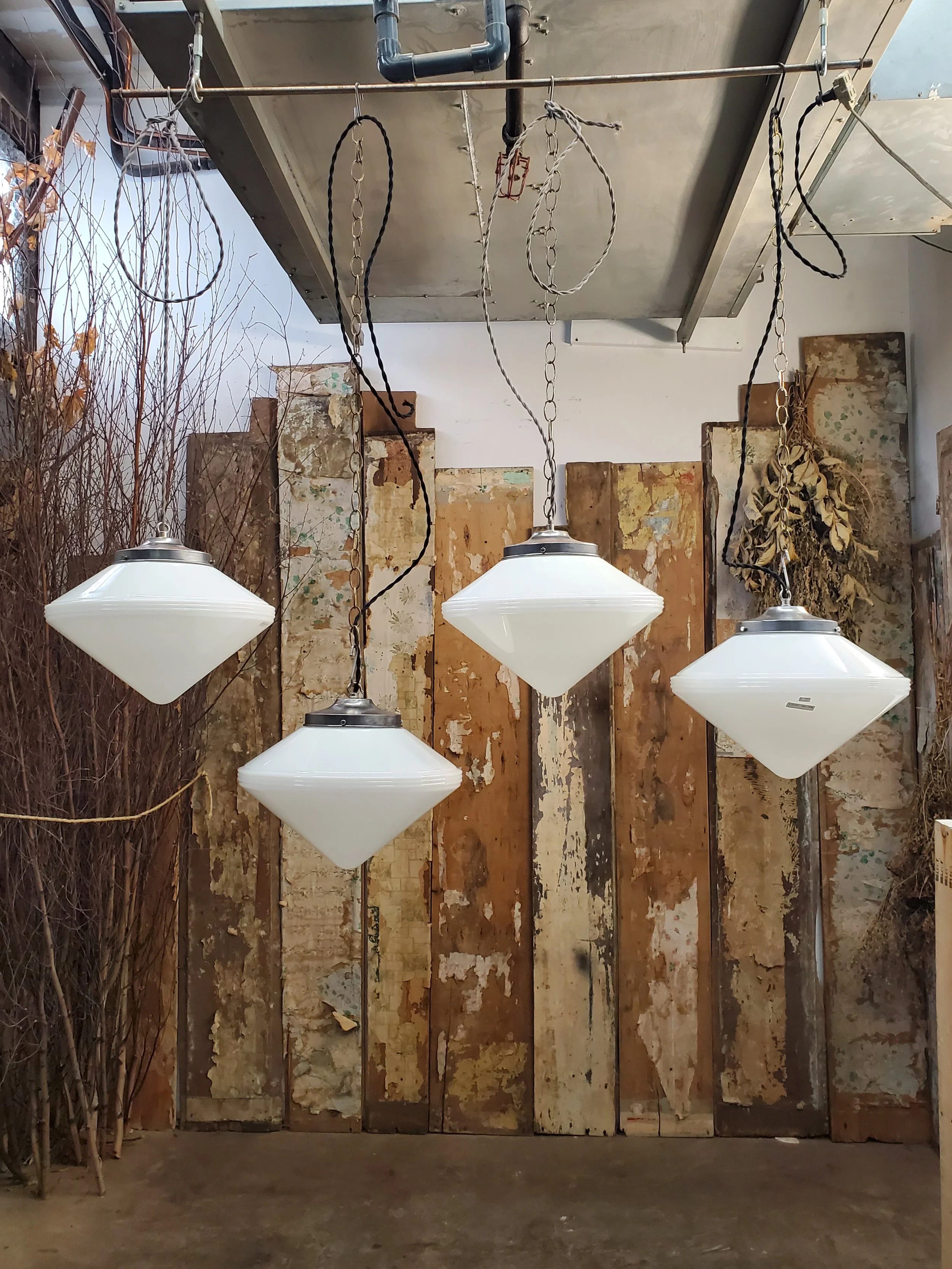 Suspension ou plafonnier en verre opaline conique antique L 2115