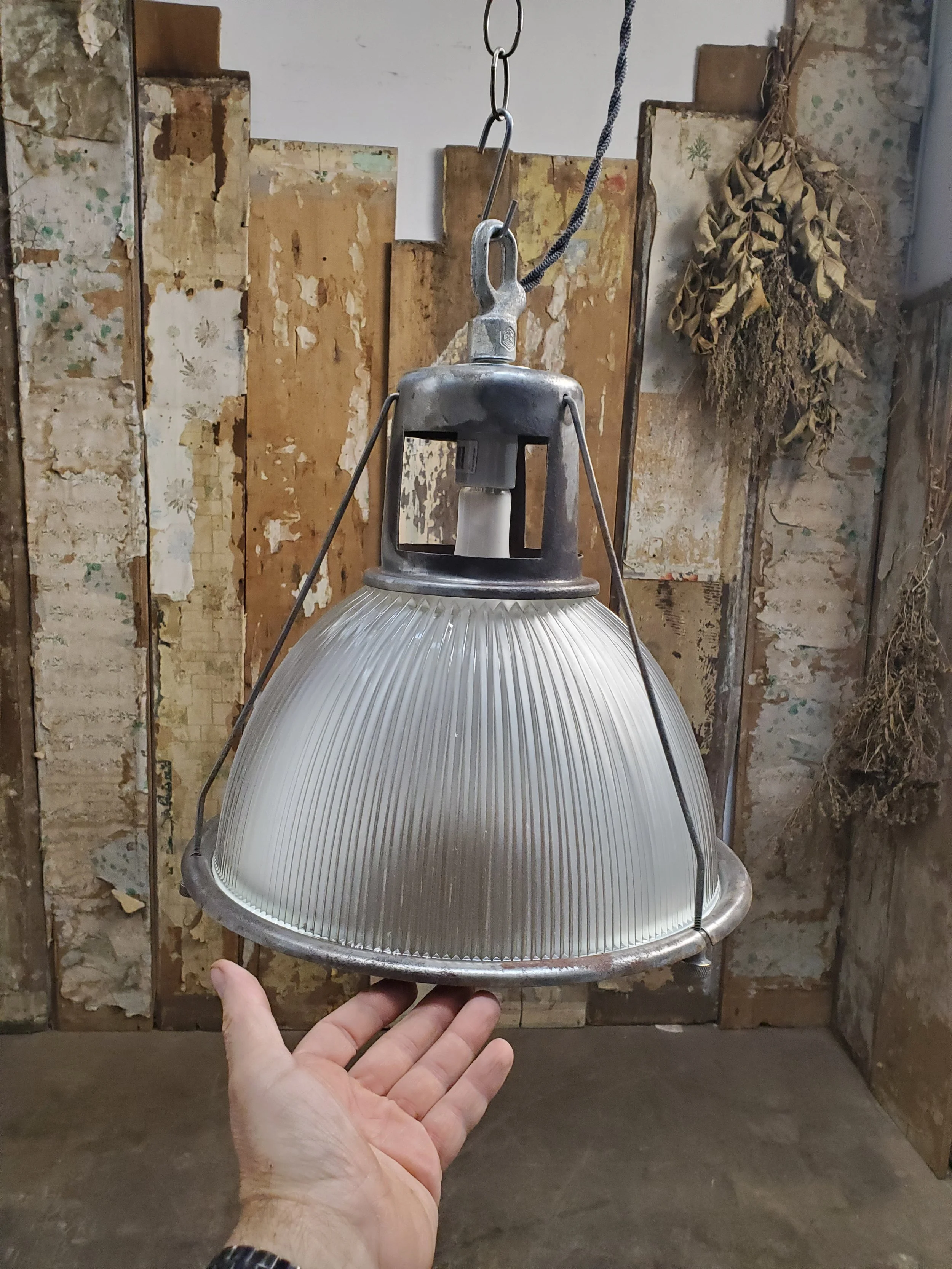 Suspension industrielle en verre Holophane 14" antique L 3295