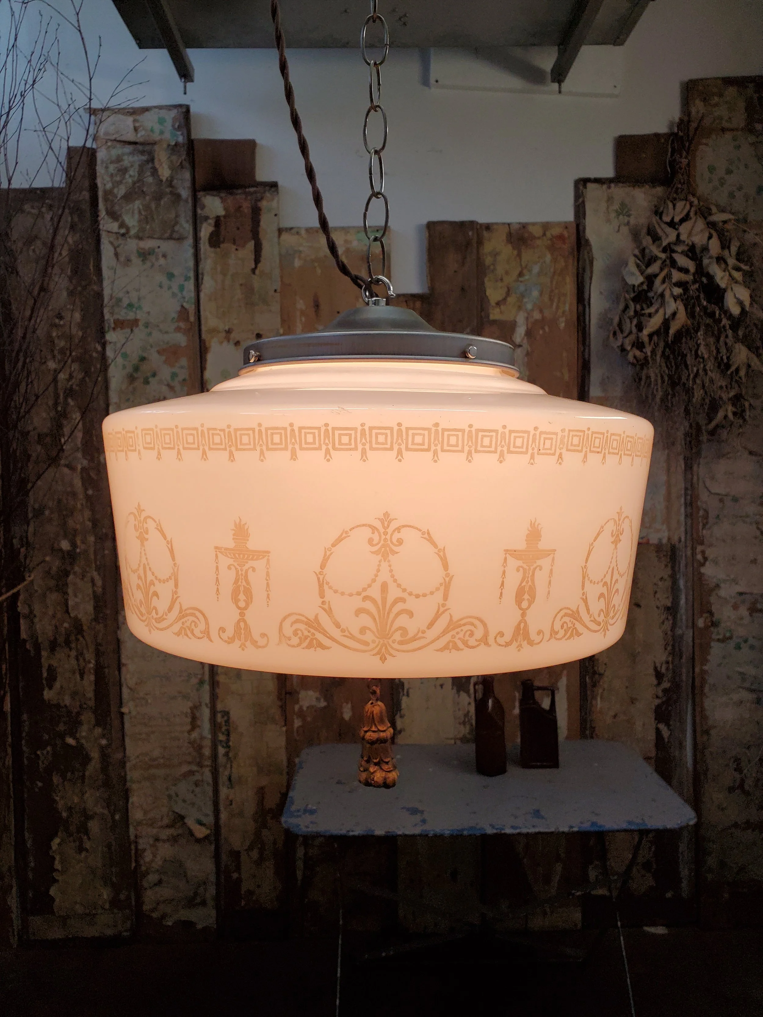 Suspension verre opaline motif à l'acide antique L 3147
