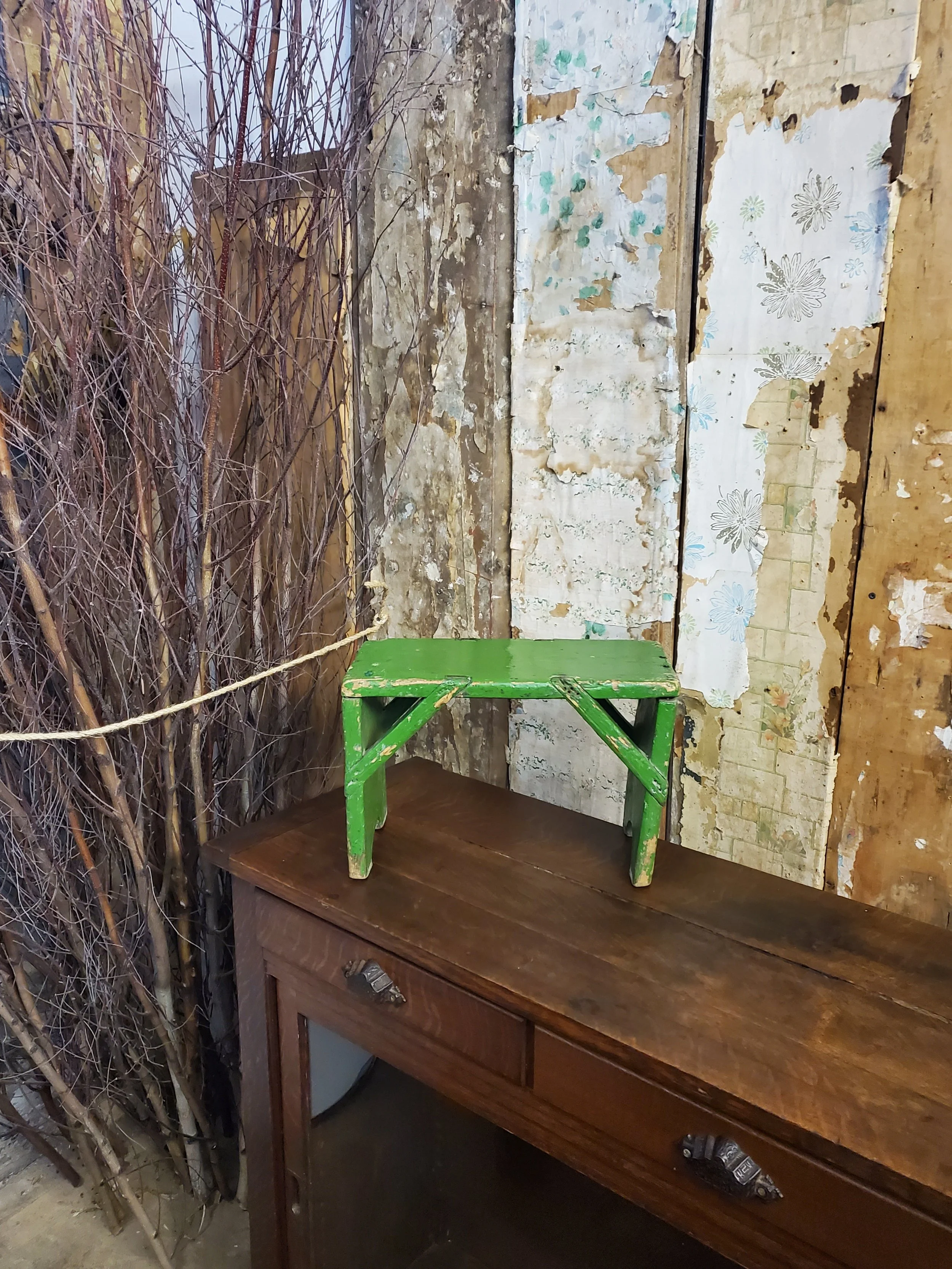 Tabouret en bois country vert antique C 1459
