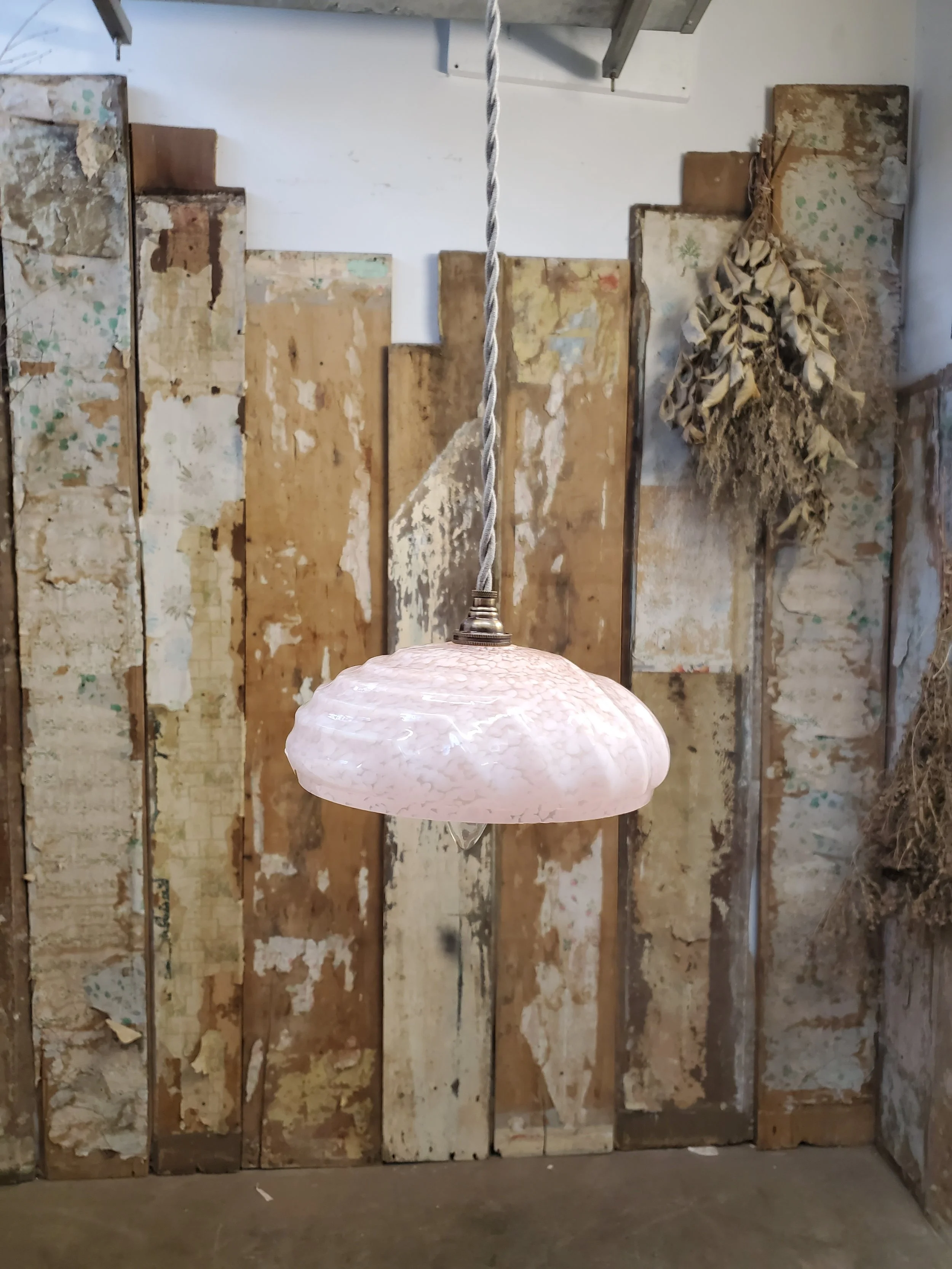 Suspension en verre moucheté Clichy rose Art Deco antique L 3327