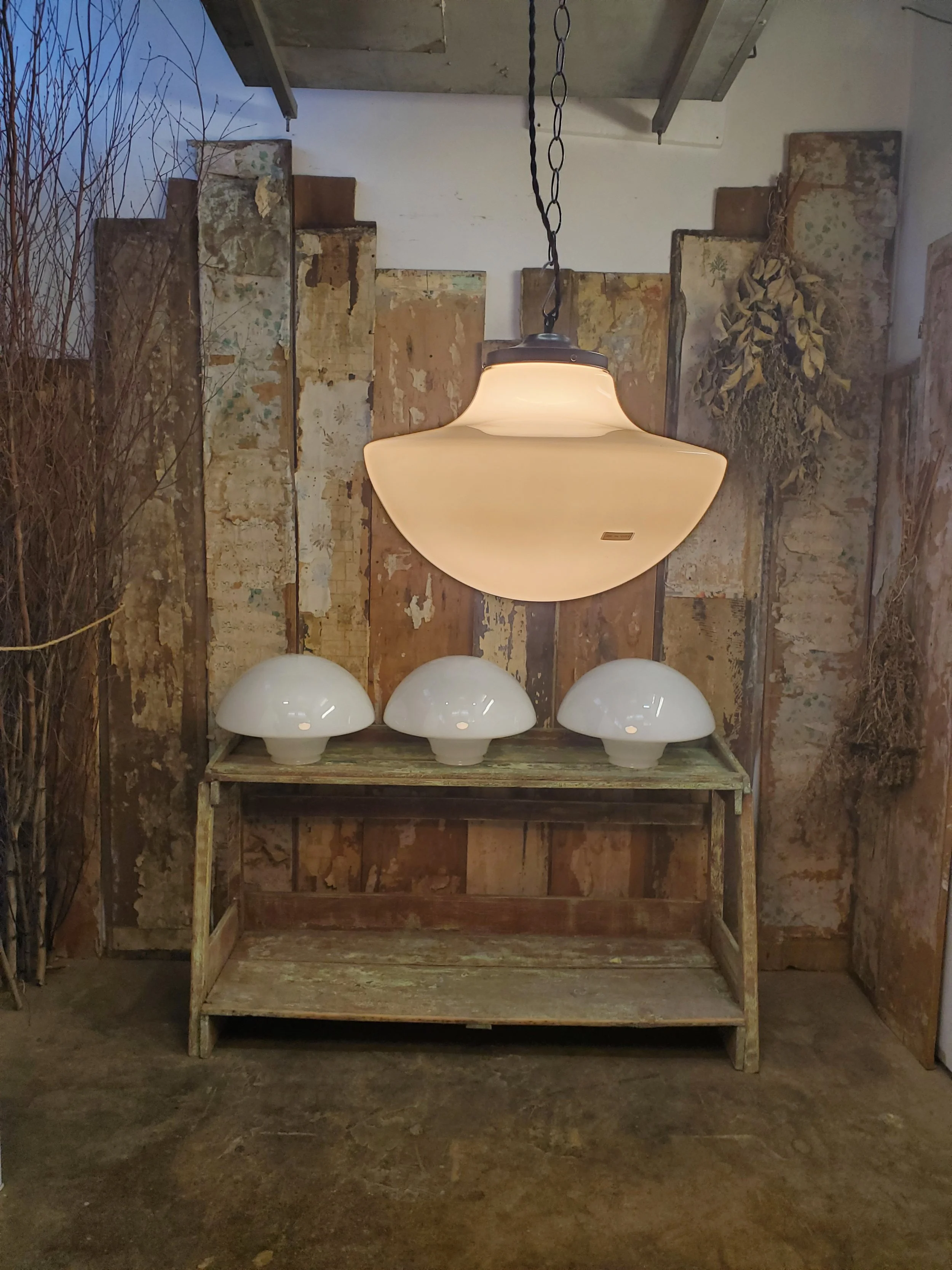 Suspension ou plafonnier en verre opaline MONAX antique L 3335