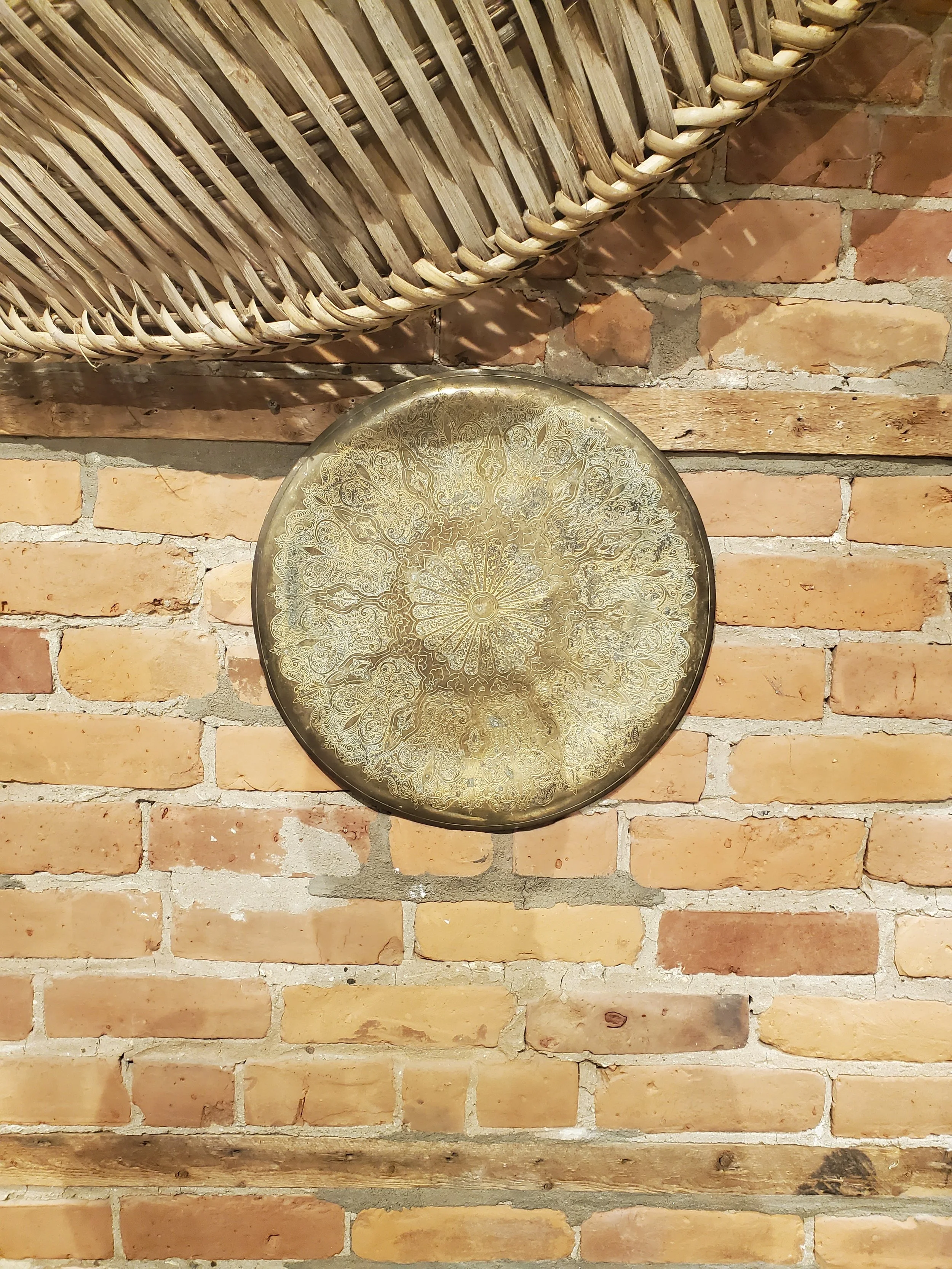 Plateau mural indien en laiton ciselé vintage AC 6088