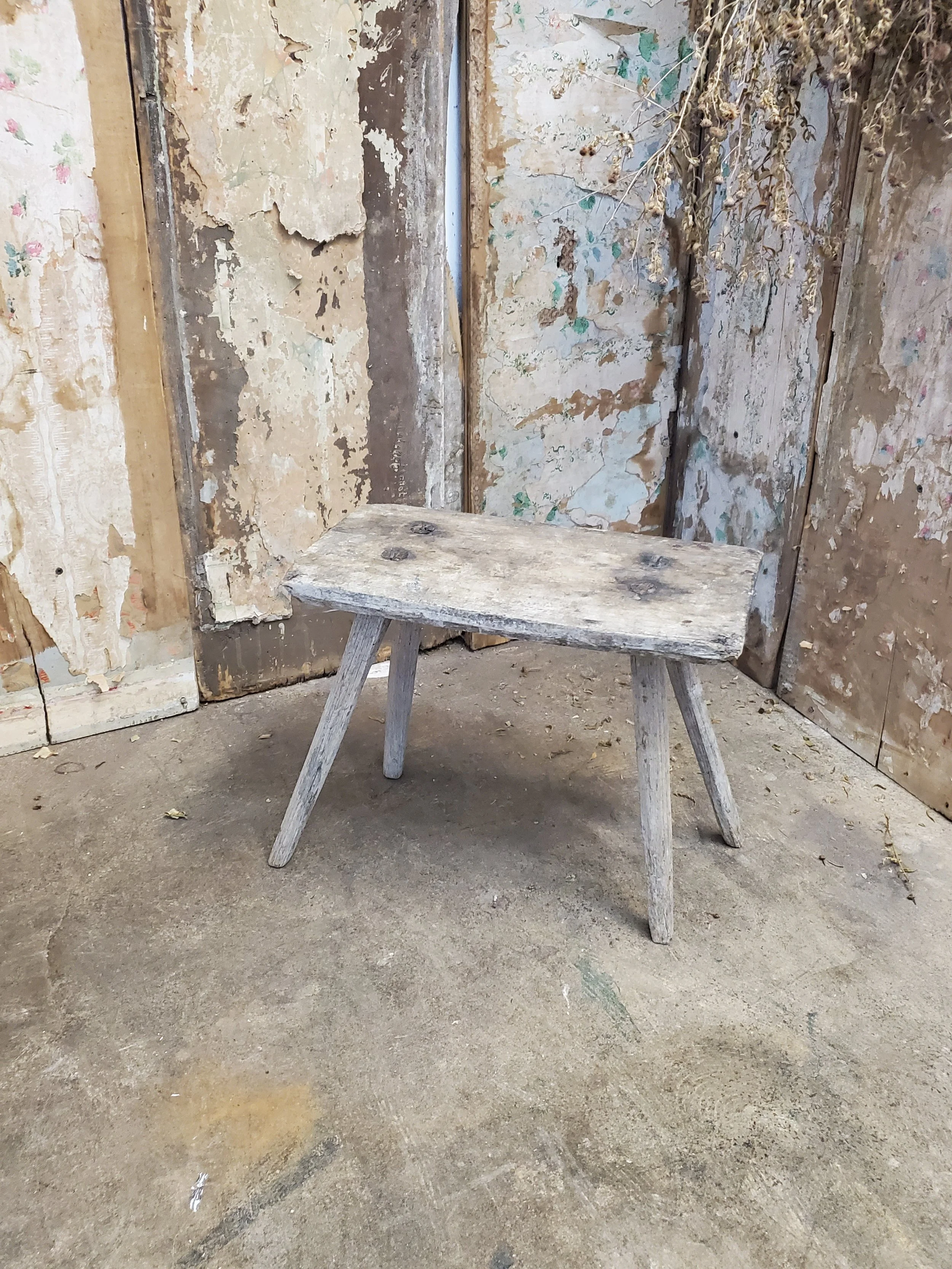 Tabouret en bois brutaliste country antique C 1455