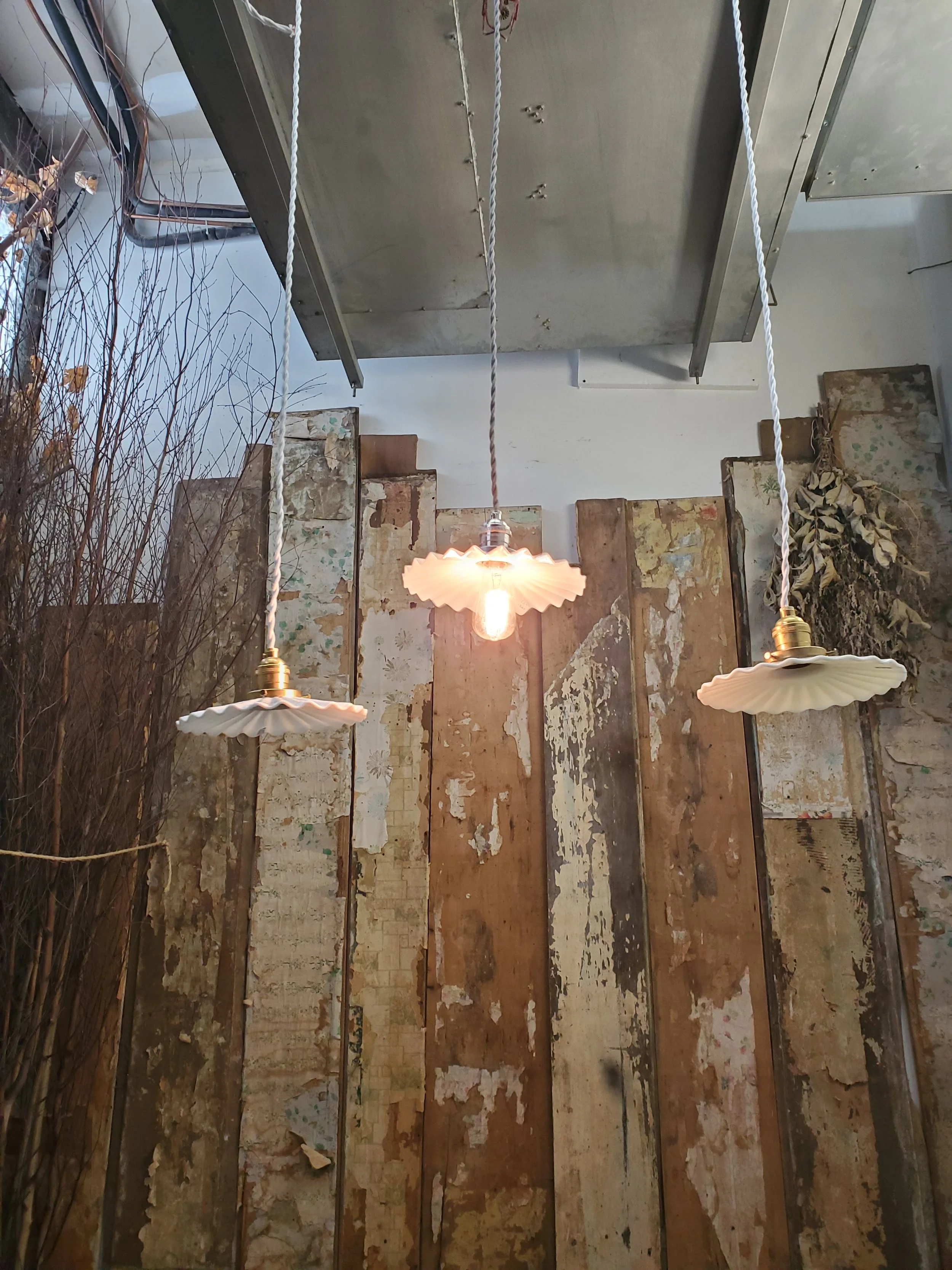 Suspension en verre opaline bords ourlés antique L 3066 +L 3067