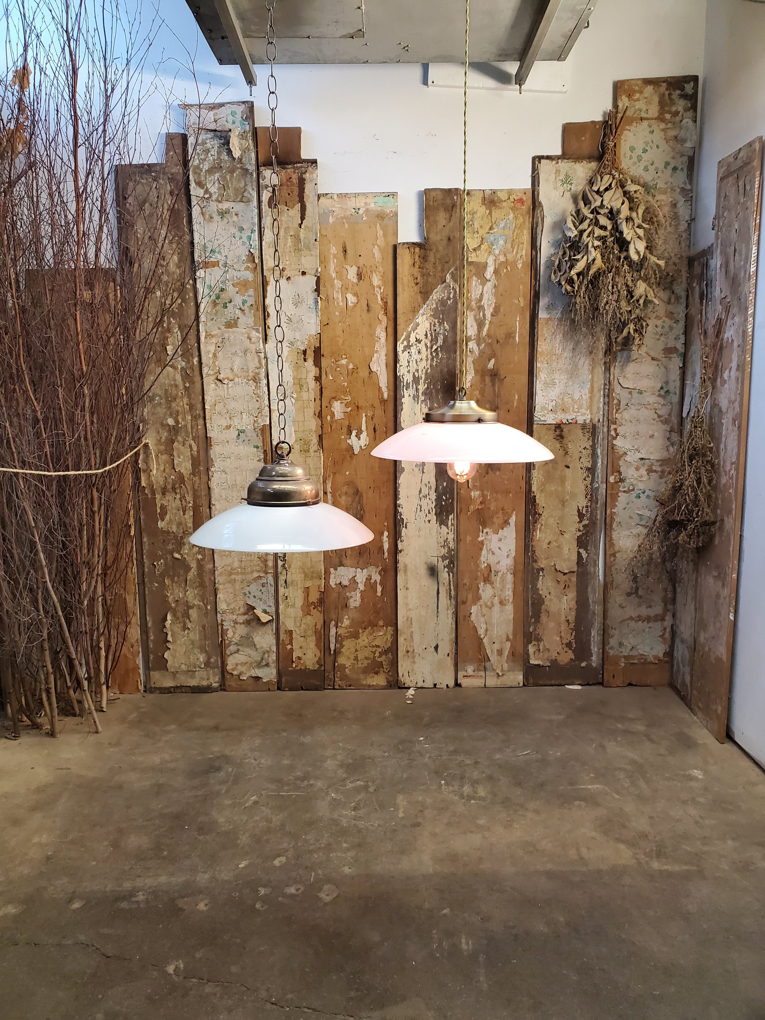 Suspension dôme en verre opaline antique L 3090