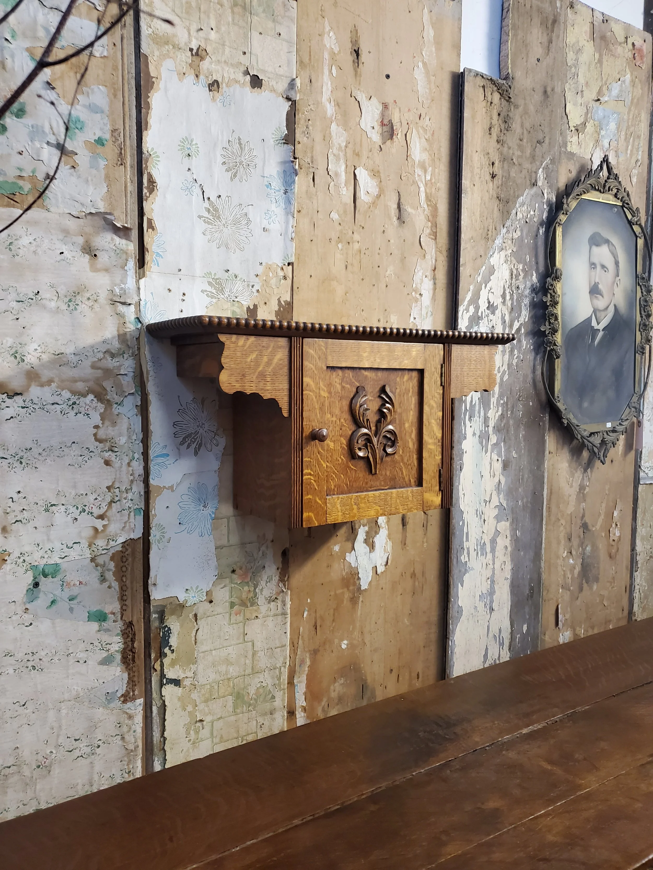 Petit cabinet mural de fumeur en chêne antique M 1761