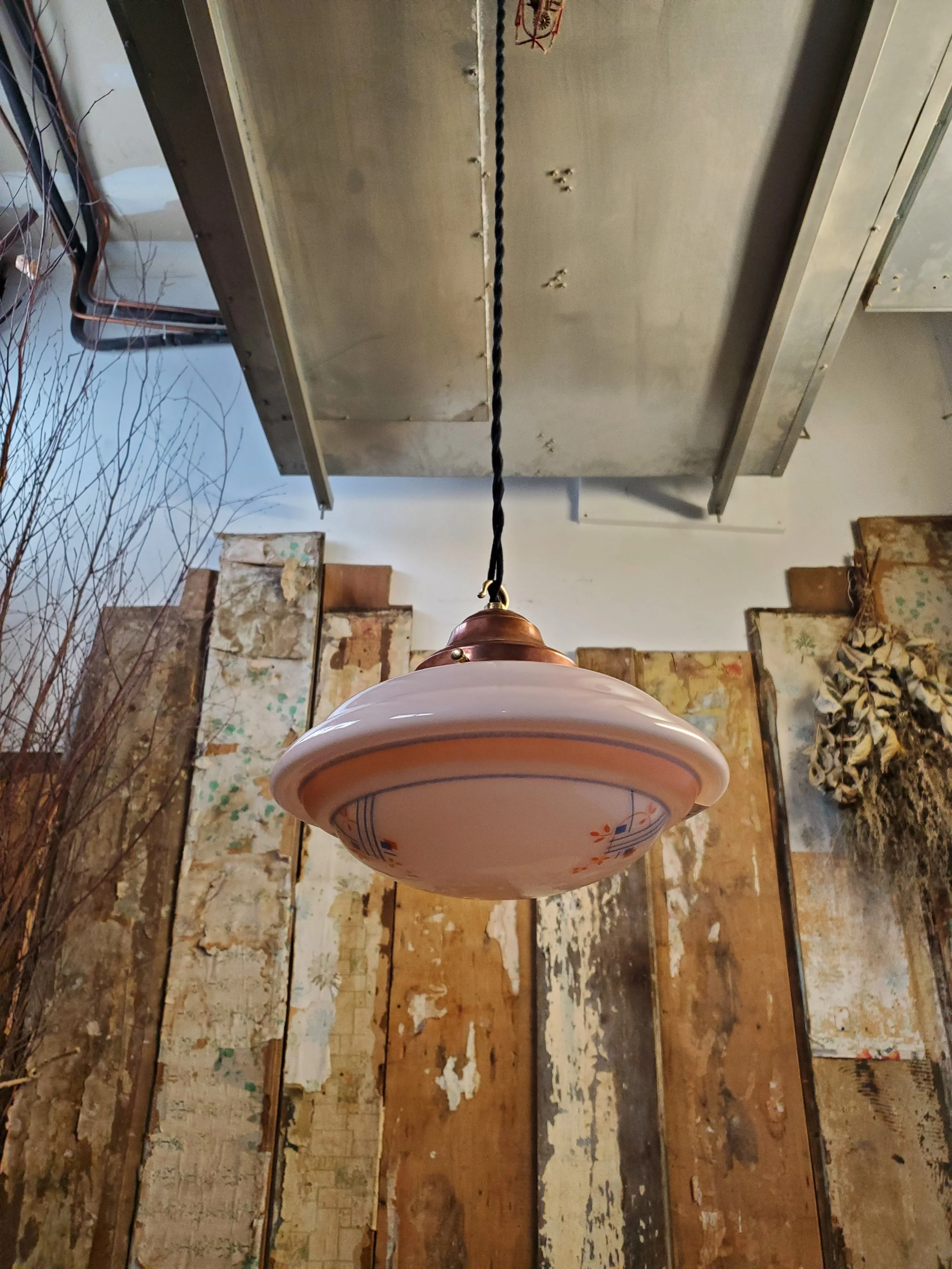 Suspension ou plafonnier en verre opaline art deco antique L 3113