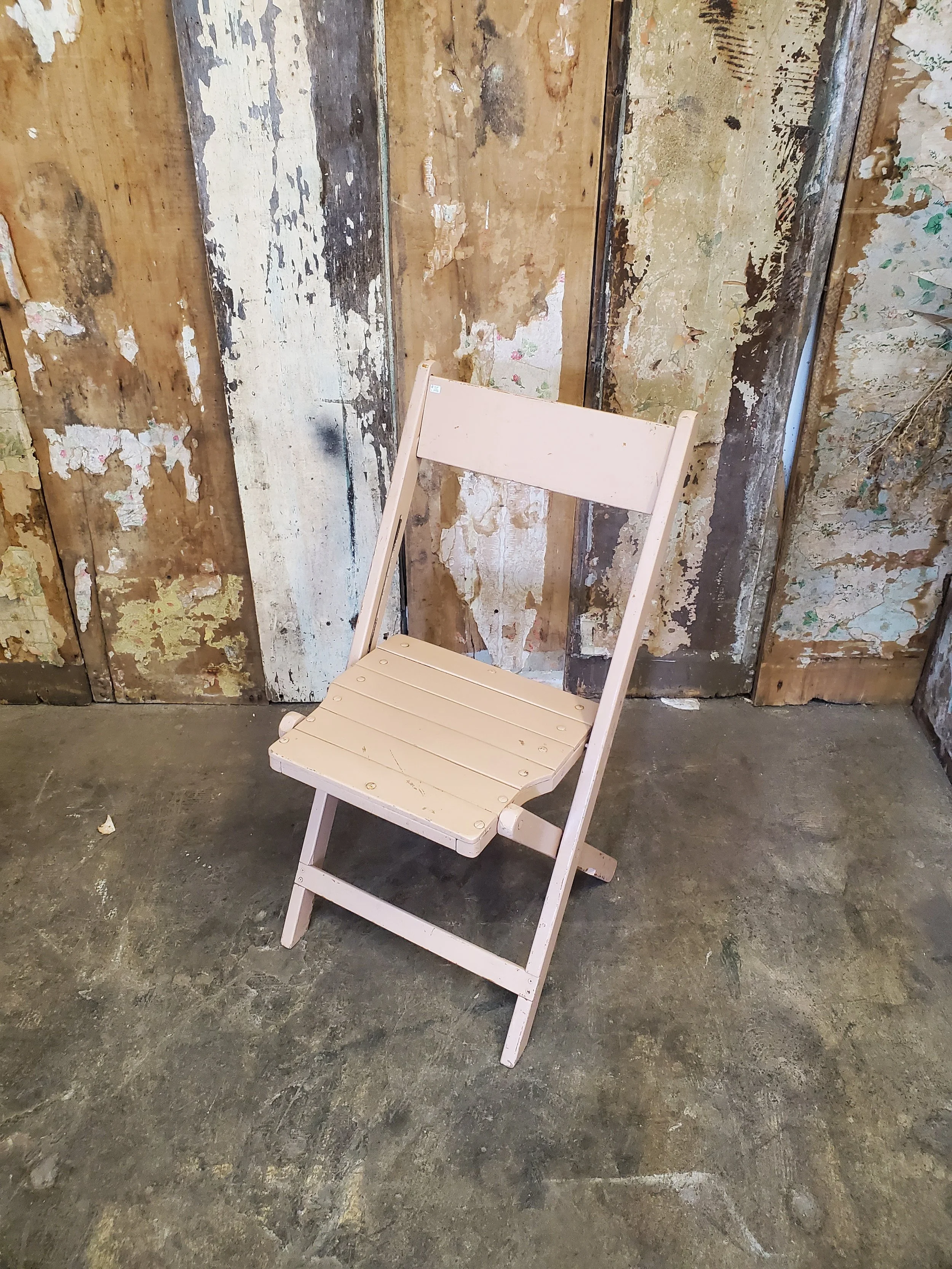 Chaise en chêne couleur rose antique C 1473