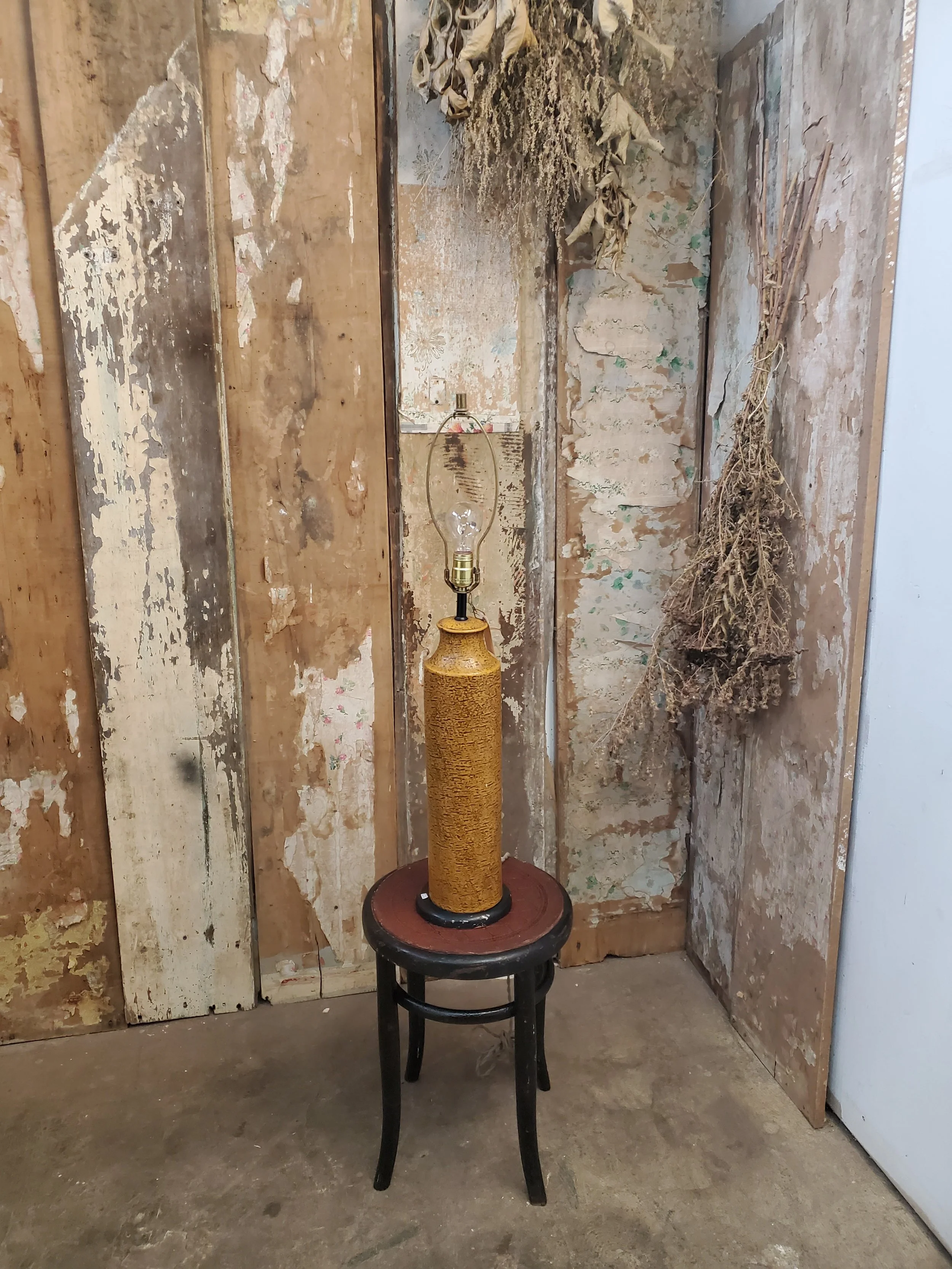 Lampe de table en céramique jaune moutarde vintage L 3313