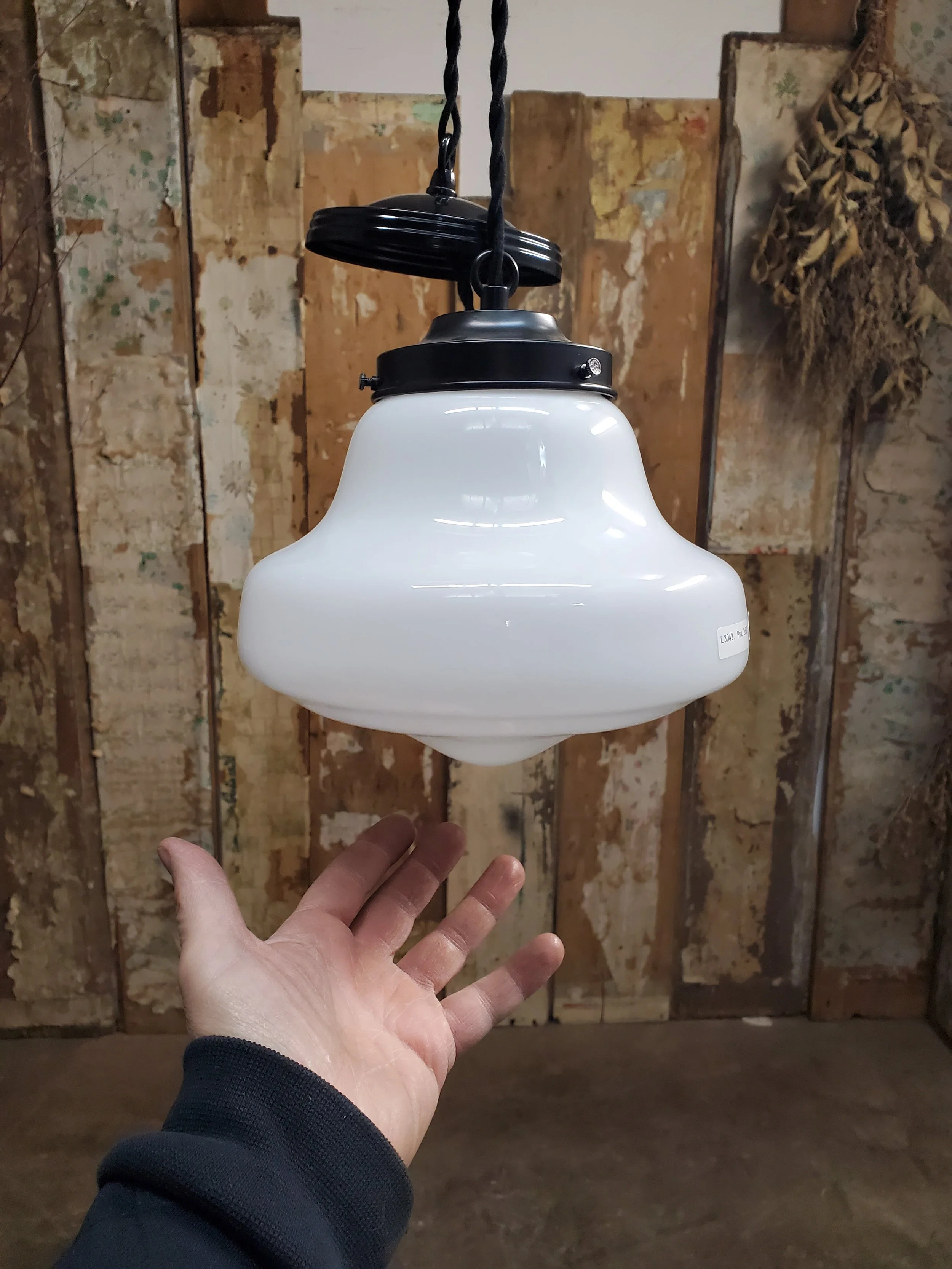 Suspension ou plafonnier en verre opaline antique L 3042