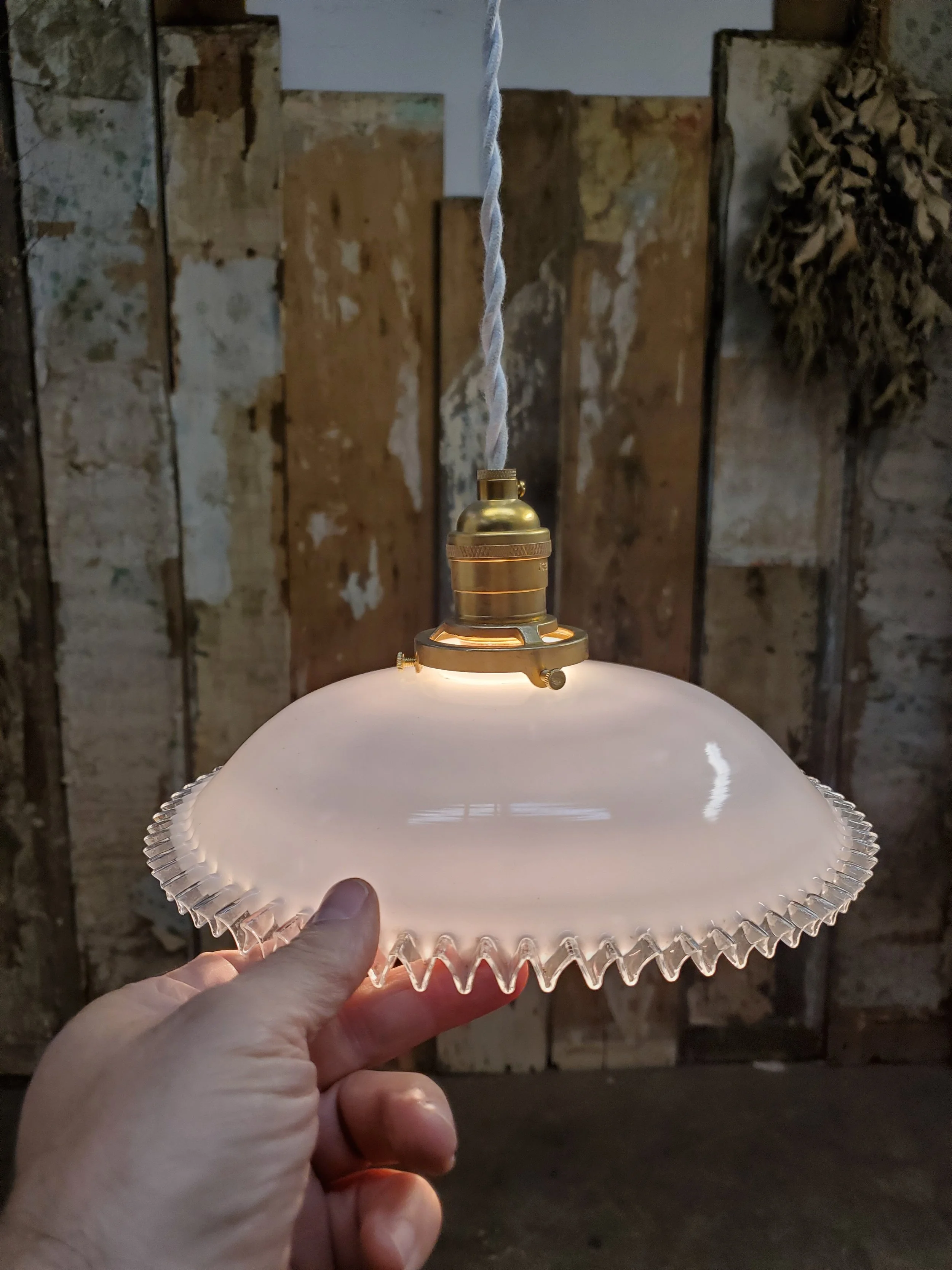 Suspension dôme en verre opaline & bord clair antique L 3317