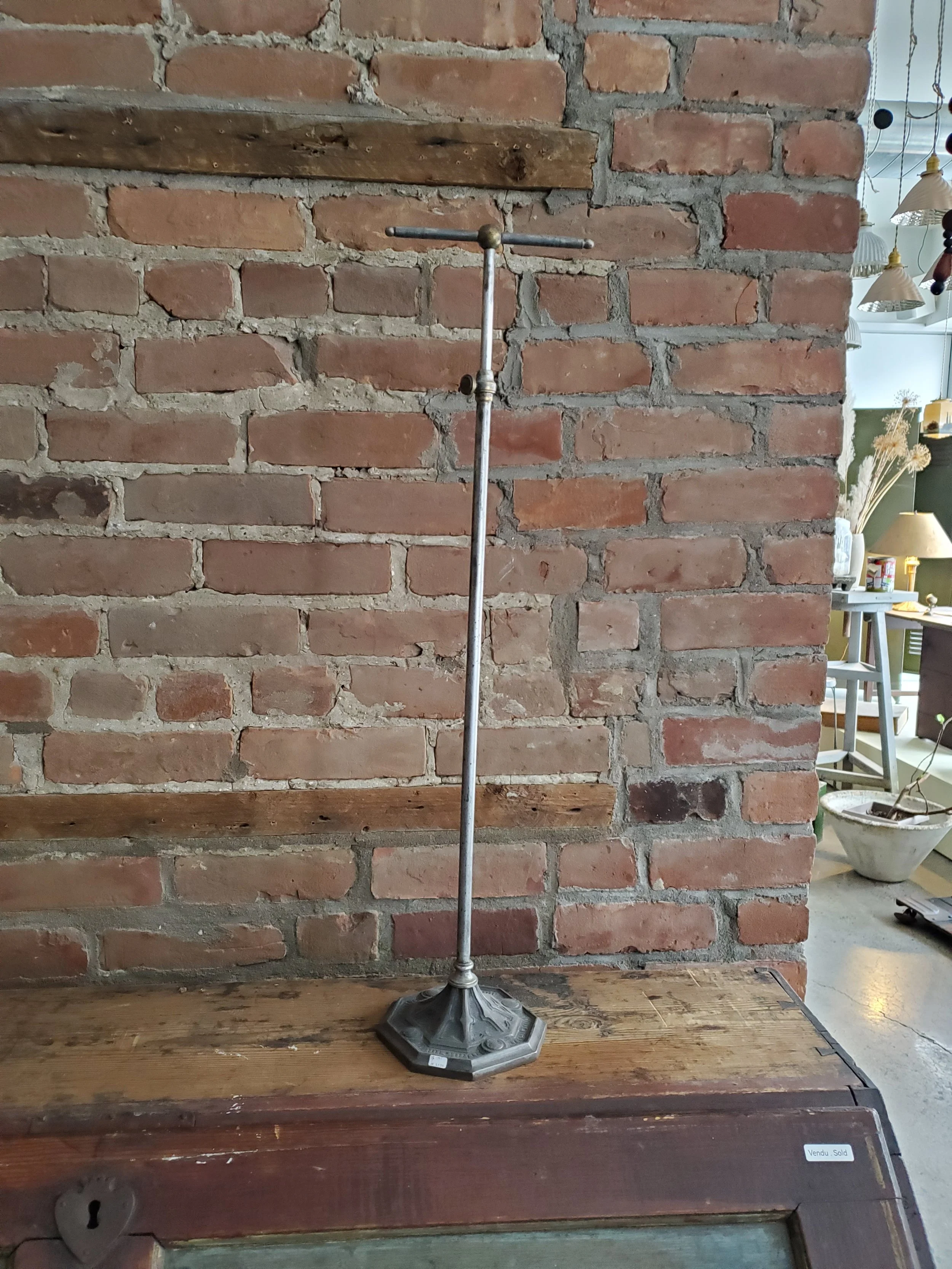 Présentoir à colliers en laiton CLATWORTHY antique AC 4399